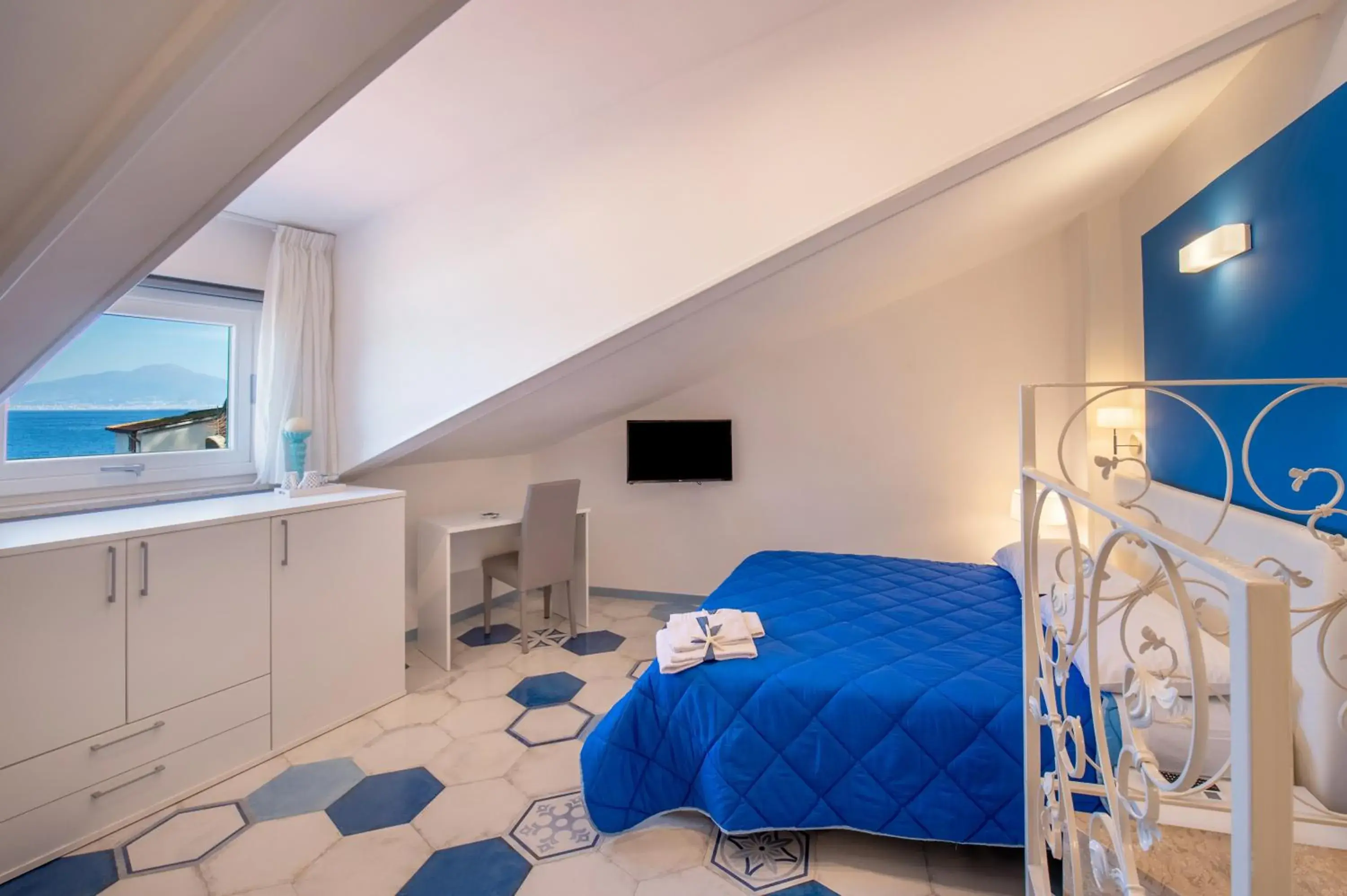 Quadruple Room with Sea View in Caruso sea view Quadruple Room with Sea View in Caruso sea view