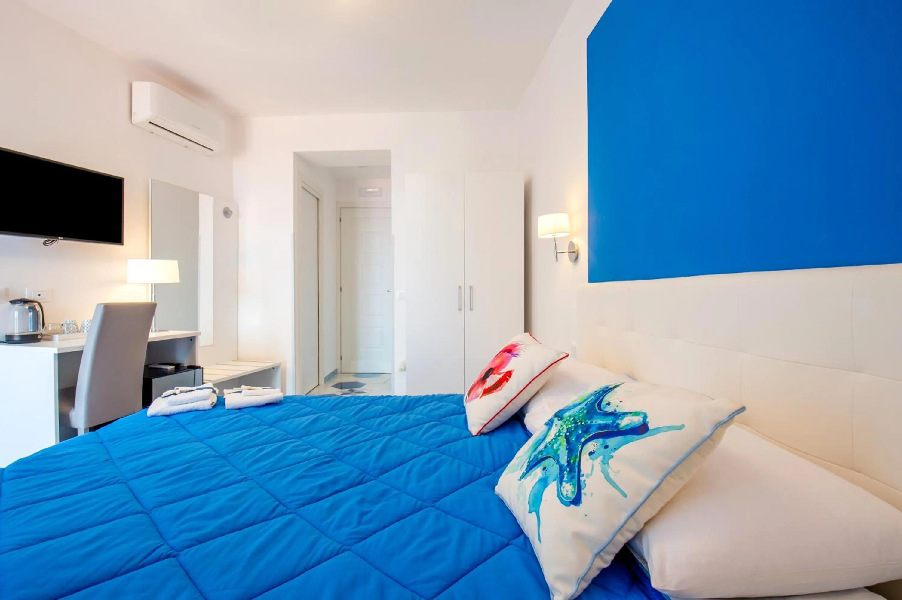 Bed in Caruso sea view