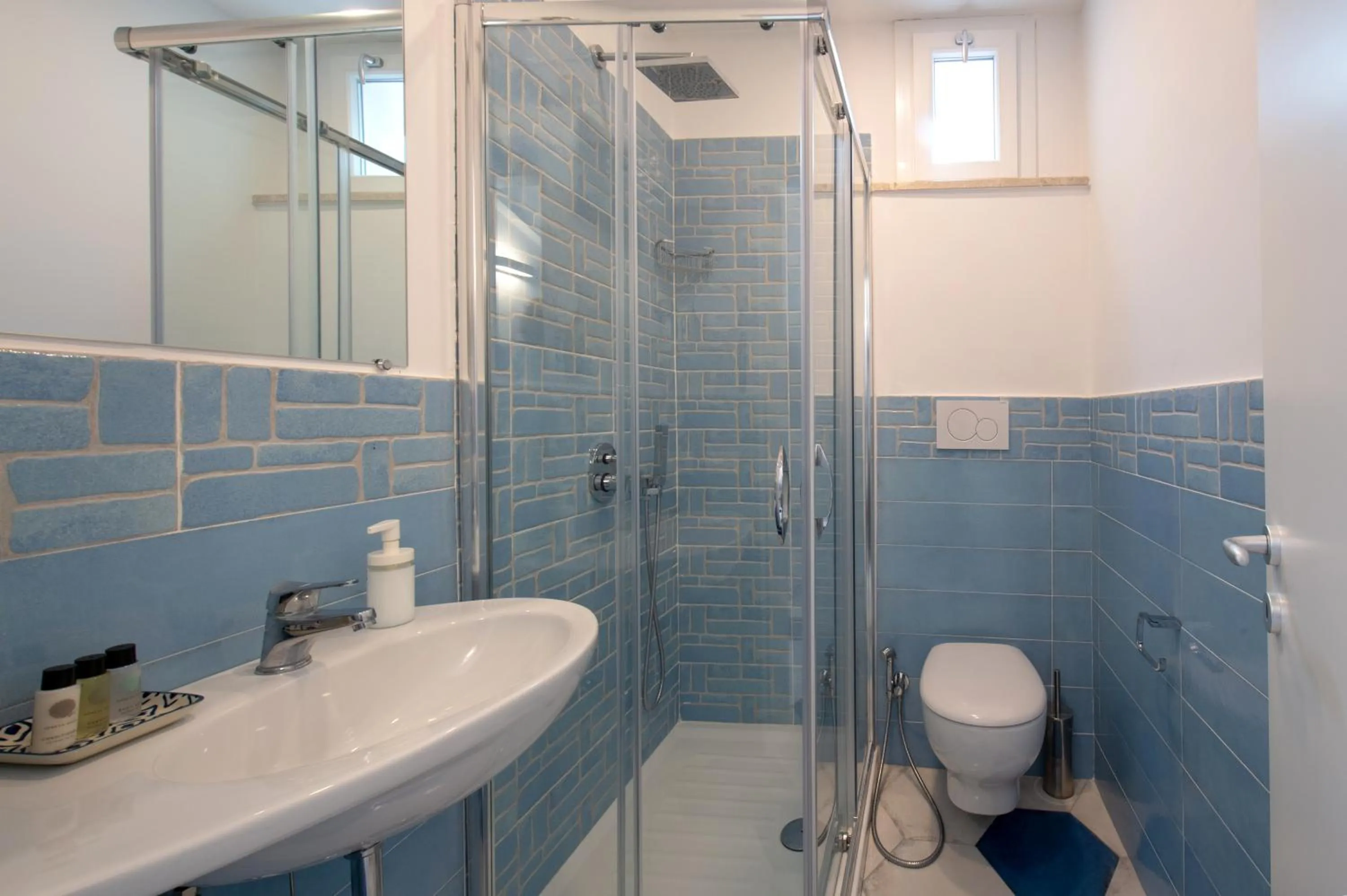 Shower in Caruso sea view