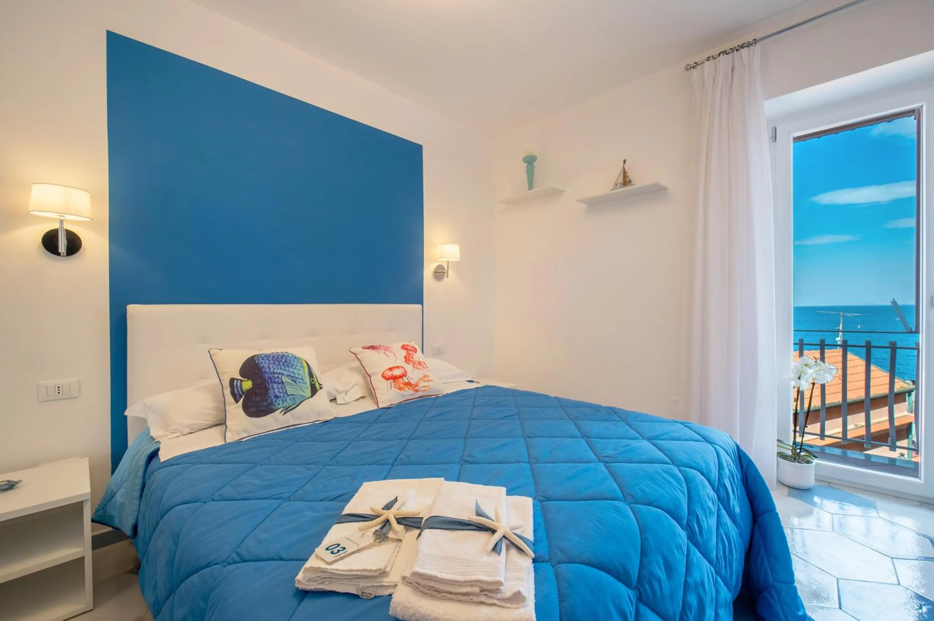 Bed in Caruso sea view