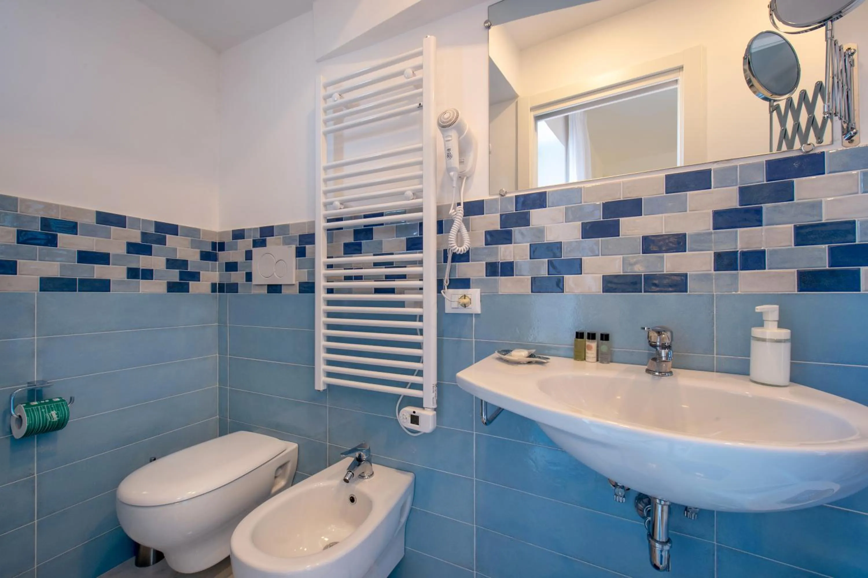 Bathroom in Caruso sea view