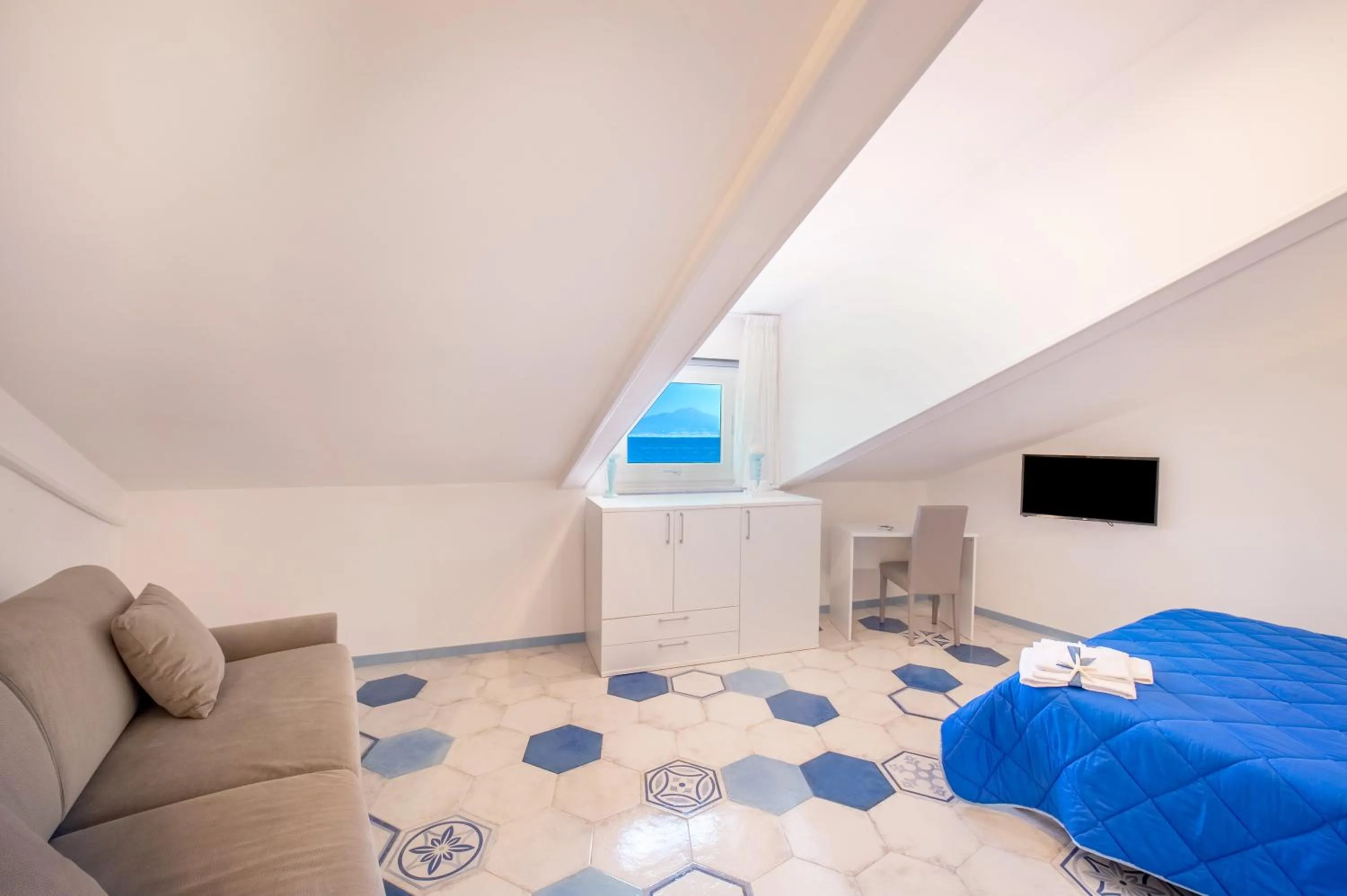 Photo of the whole room, Bed in Caruso sea view