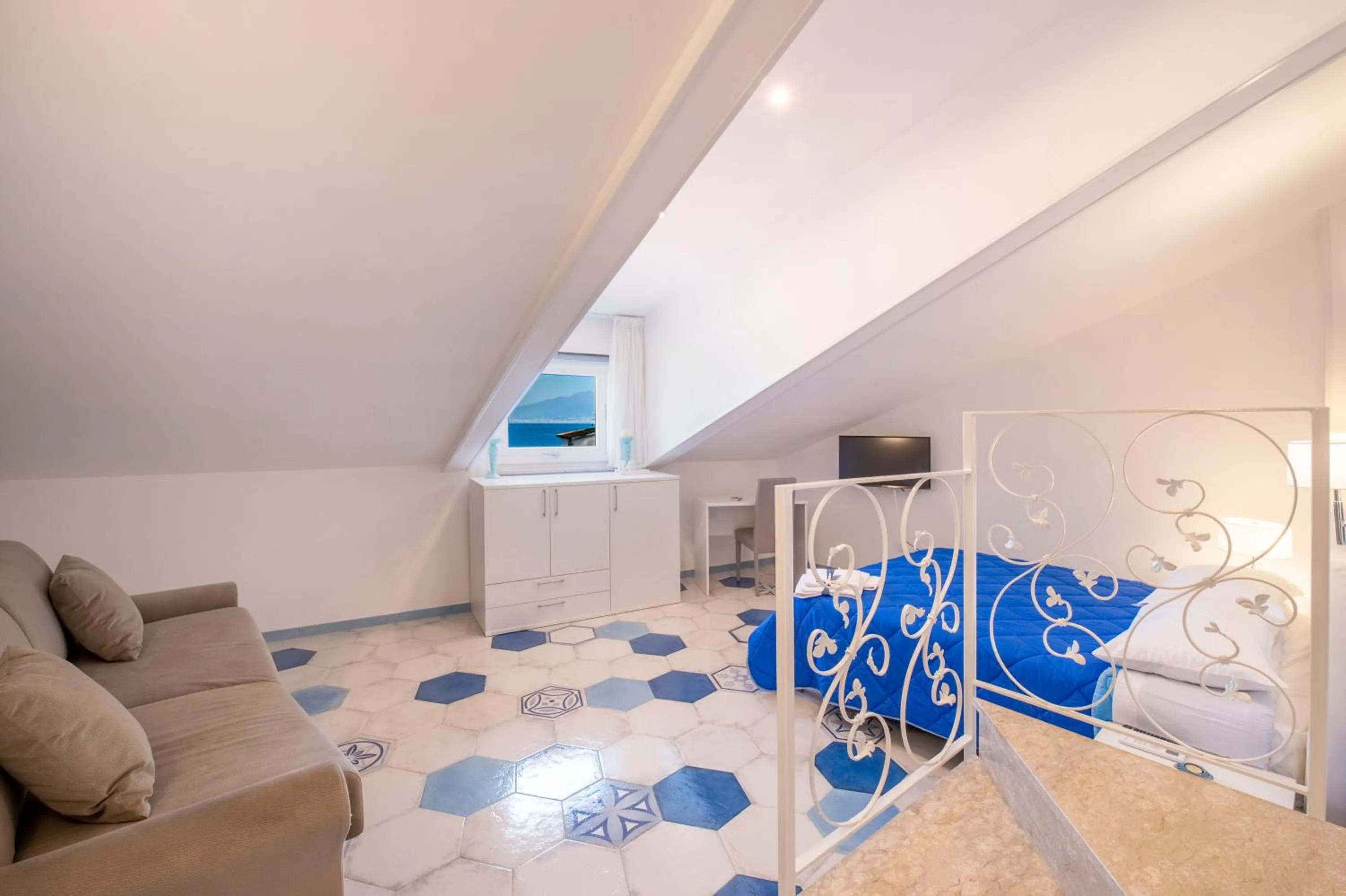 Photo of the whole room, Bed in Caruso sea view