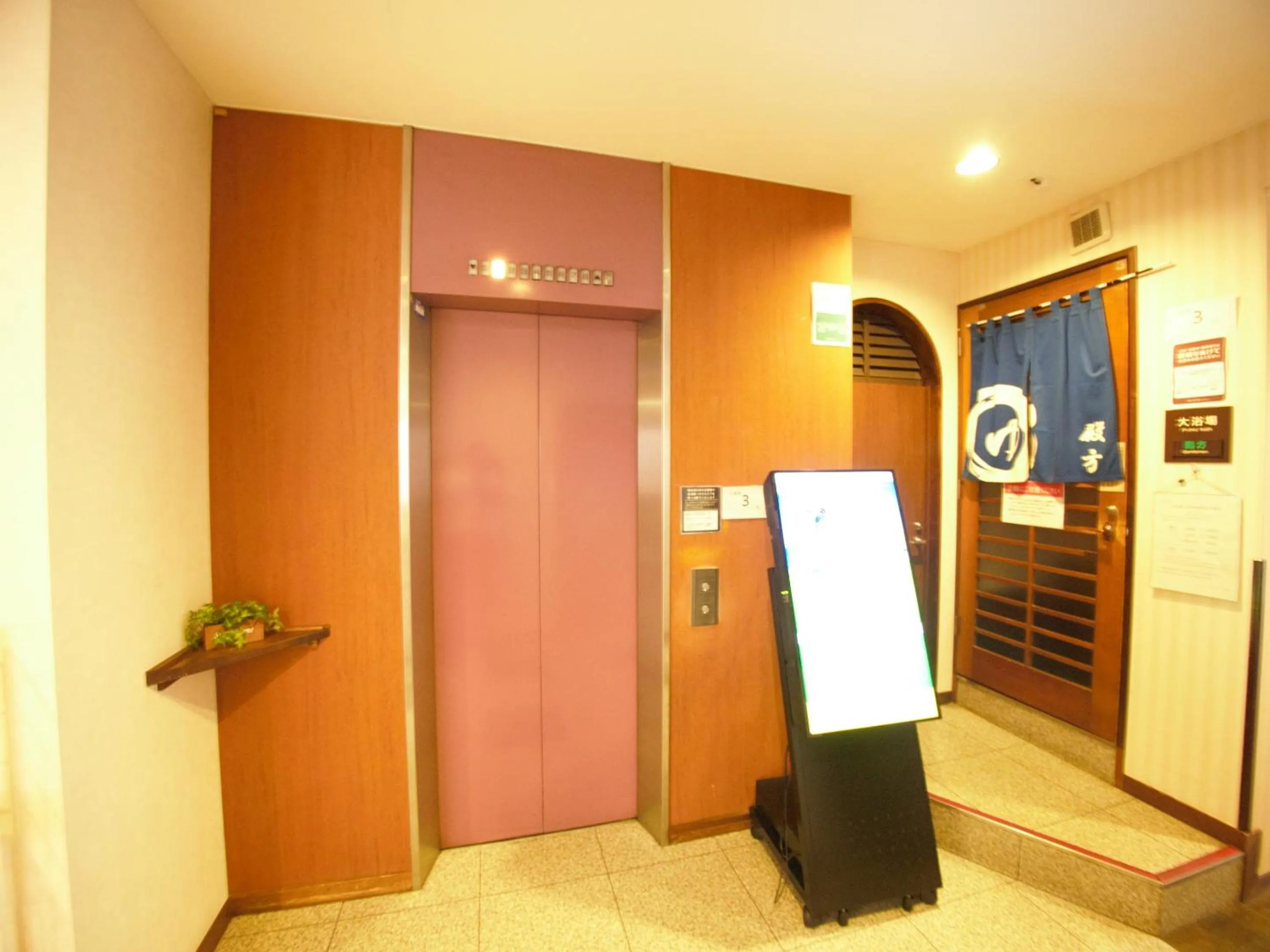 elevator in Hotel Route-Inn Court Kofu