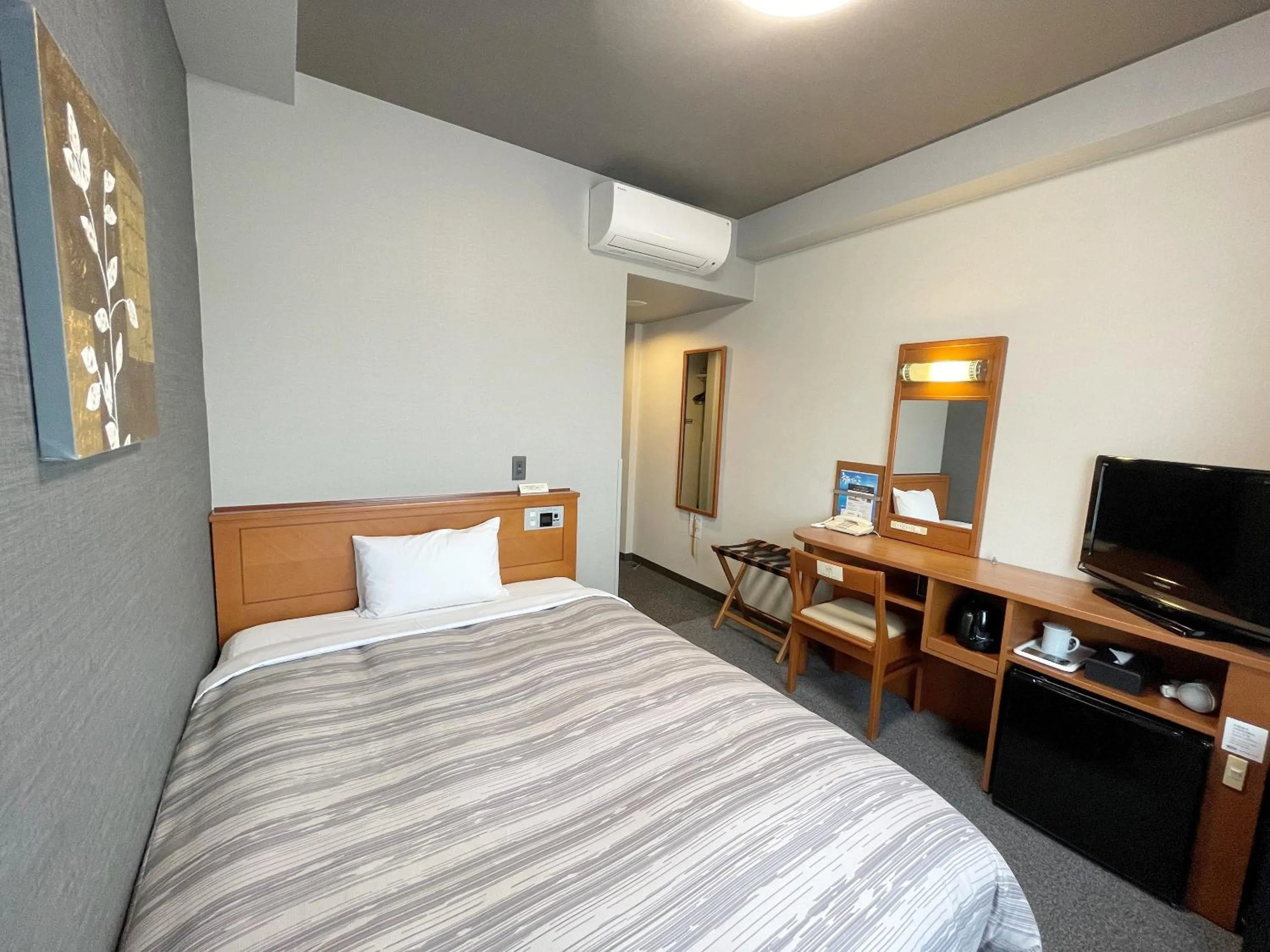 Photo of the whole room, Bed in Hotel Route-Inn Fujieda-Eki Kita