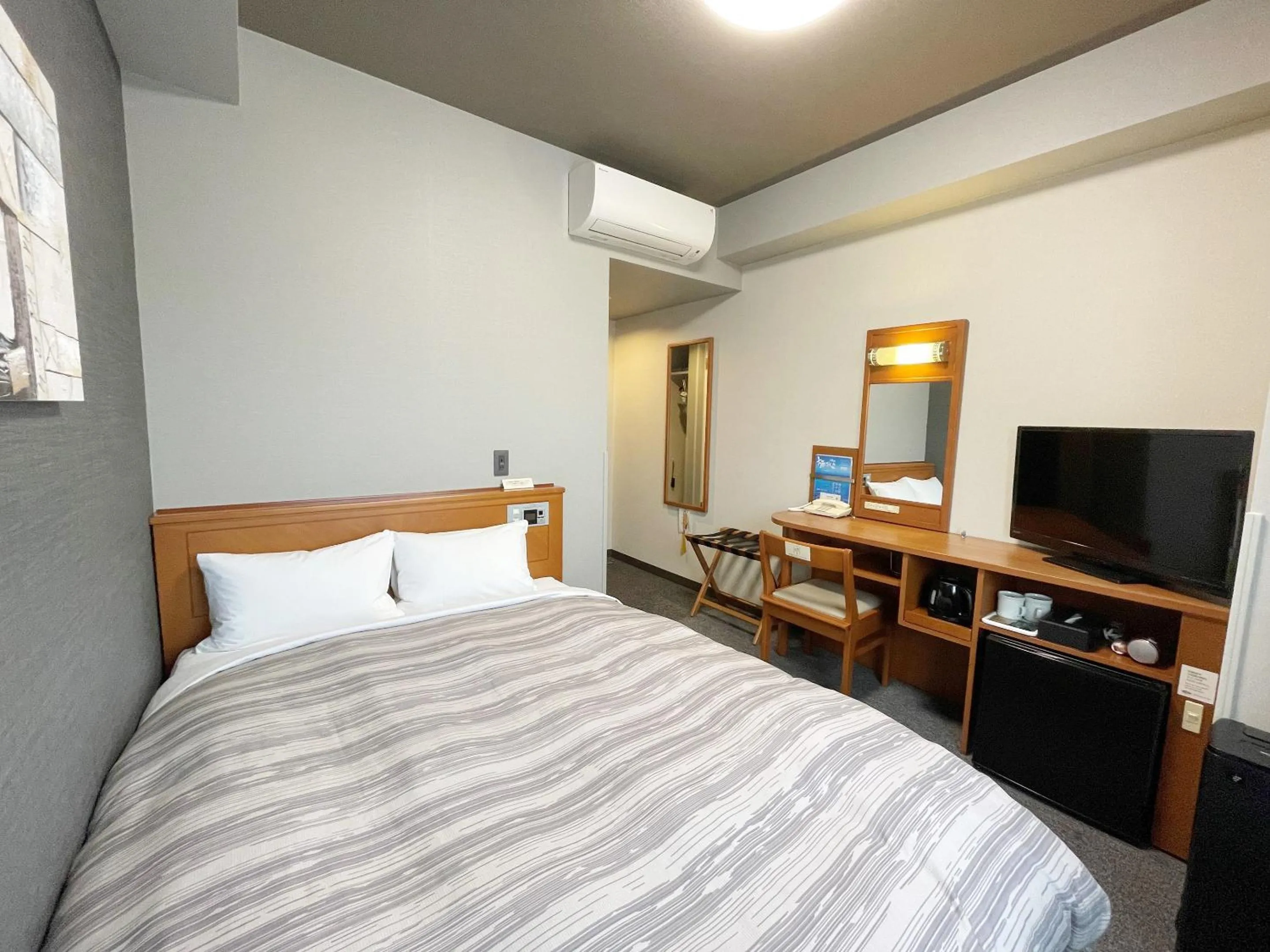 Photo of the whole room, Bed in Hotel Route-Inn Fujieda-Eki Kita