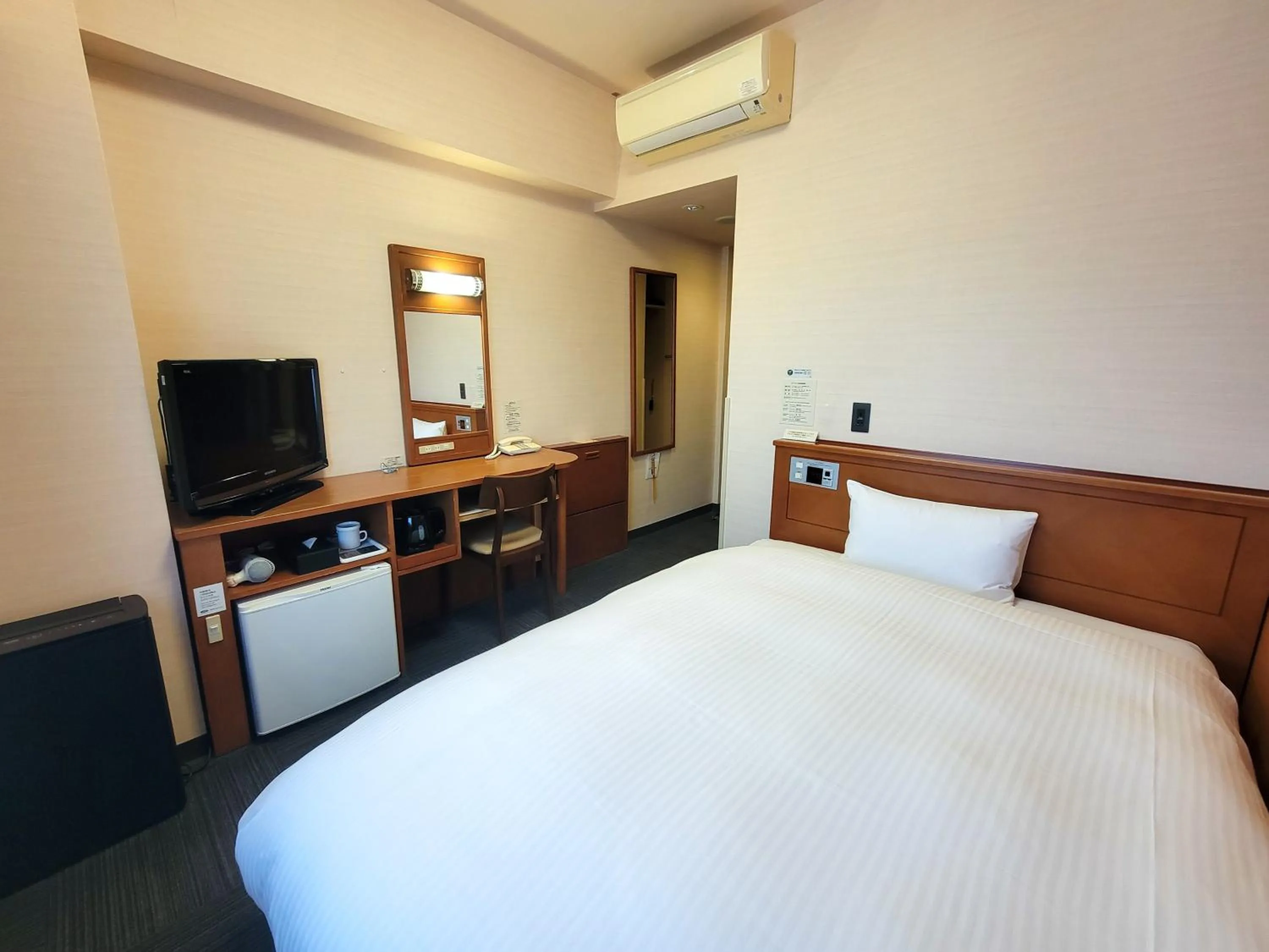 Photo of the whole room, Bed in Hotel Route-Inn Fujieda-Eki Kita