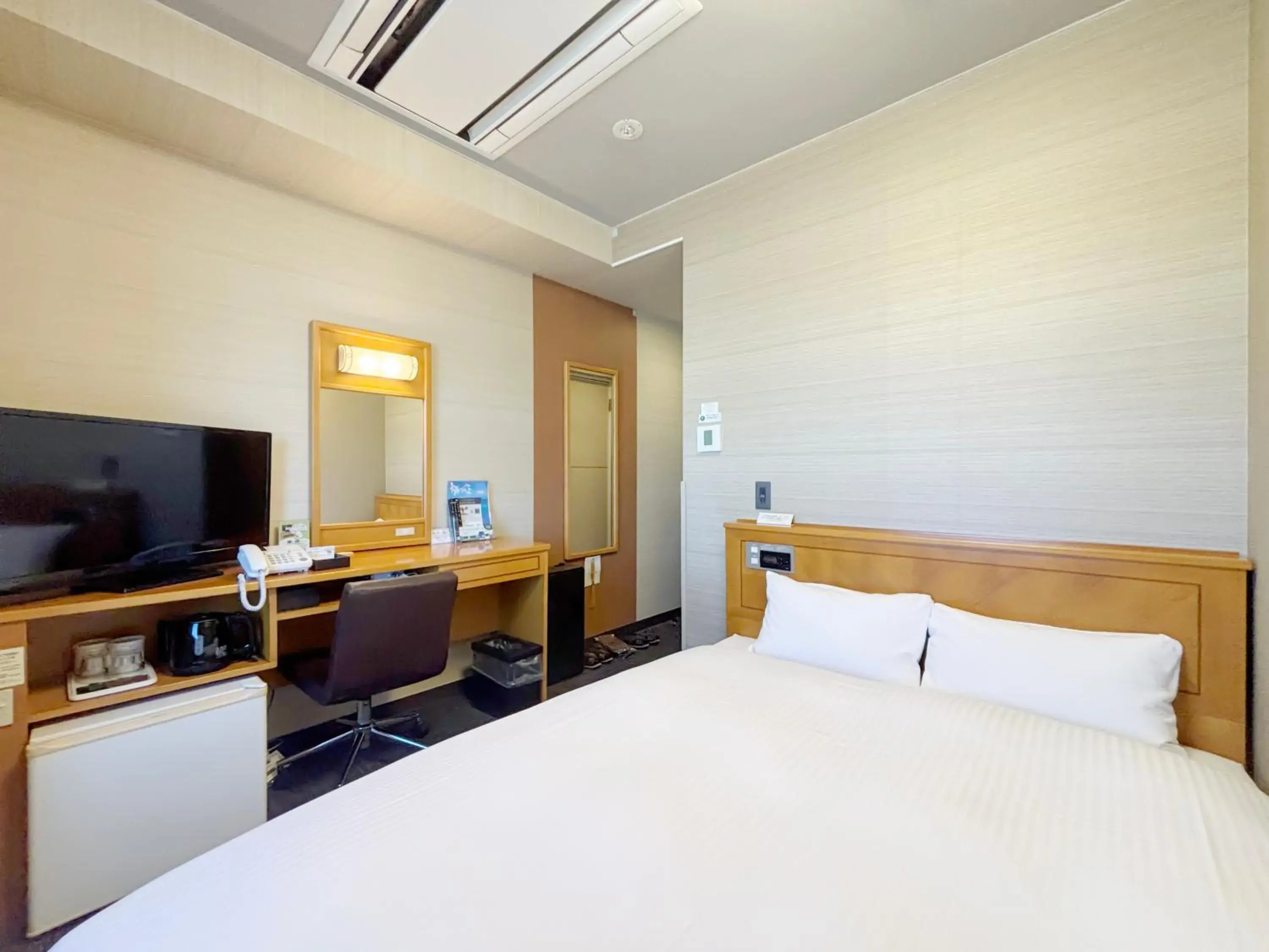 Double Room with Small Double Bed - Non-Smoking in Hotel Route-Inn Kakegawa Inter Double Room with Small Double Bed - Non-Smoking in Hotel Route-Inn Kakegawa Inter