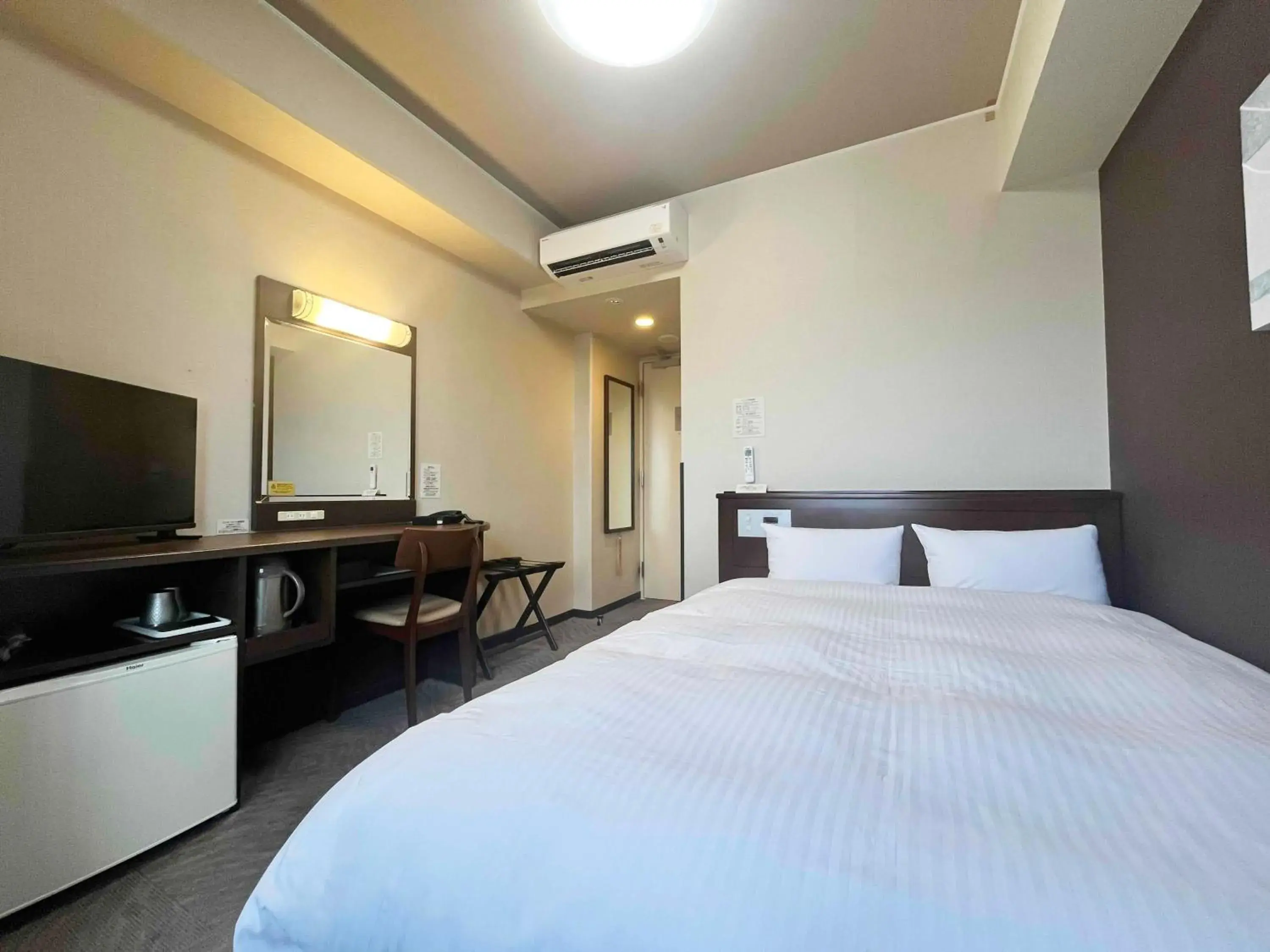 Small Double Room - single occupancy - Non-Smoking in Hotel Route-Inn Noshiro Small Double Room - single occupancy - Non-Smoking in Hotel Route-Inn Noshiro