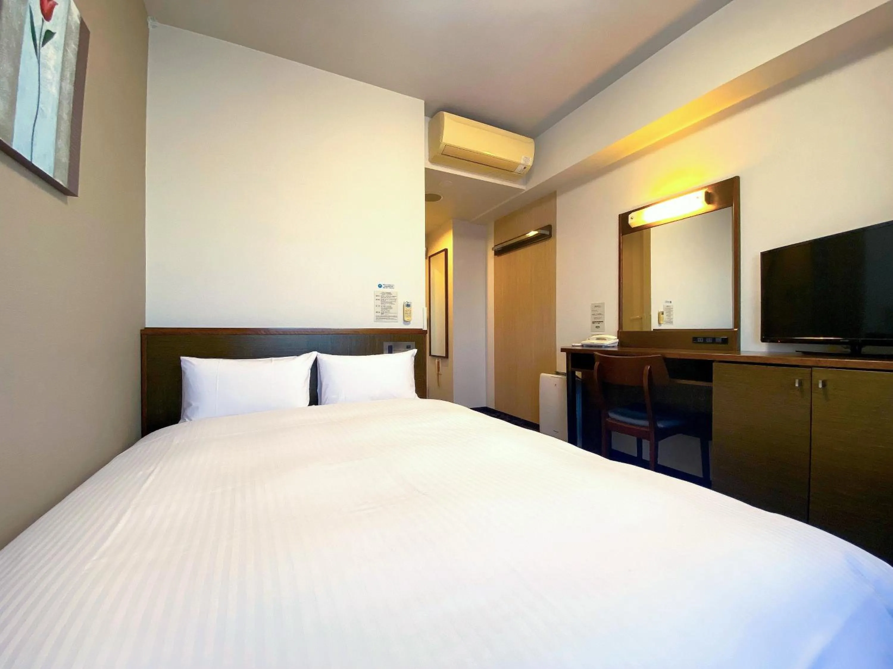 Photo of the whole room, Bed in Hotel Route-Inn Ashikaga Ekimae