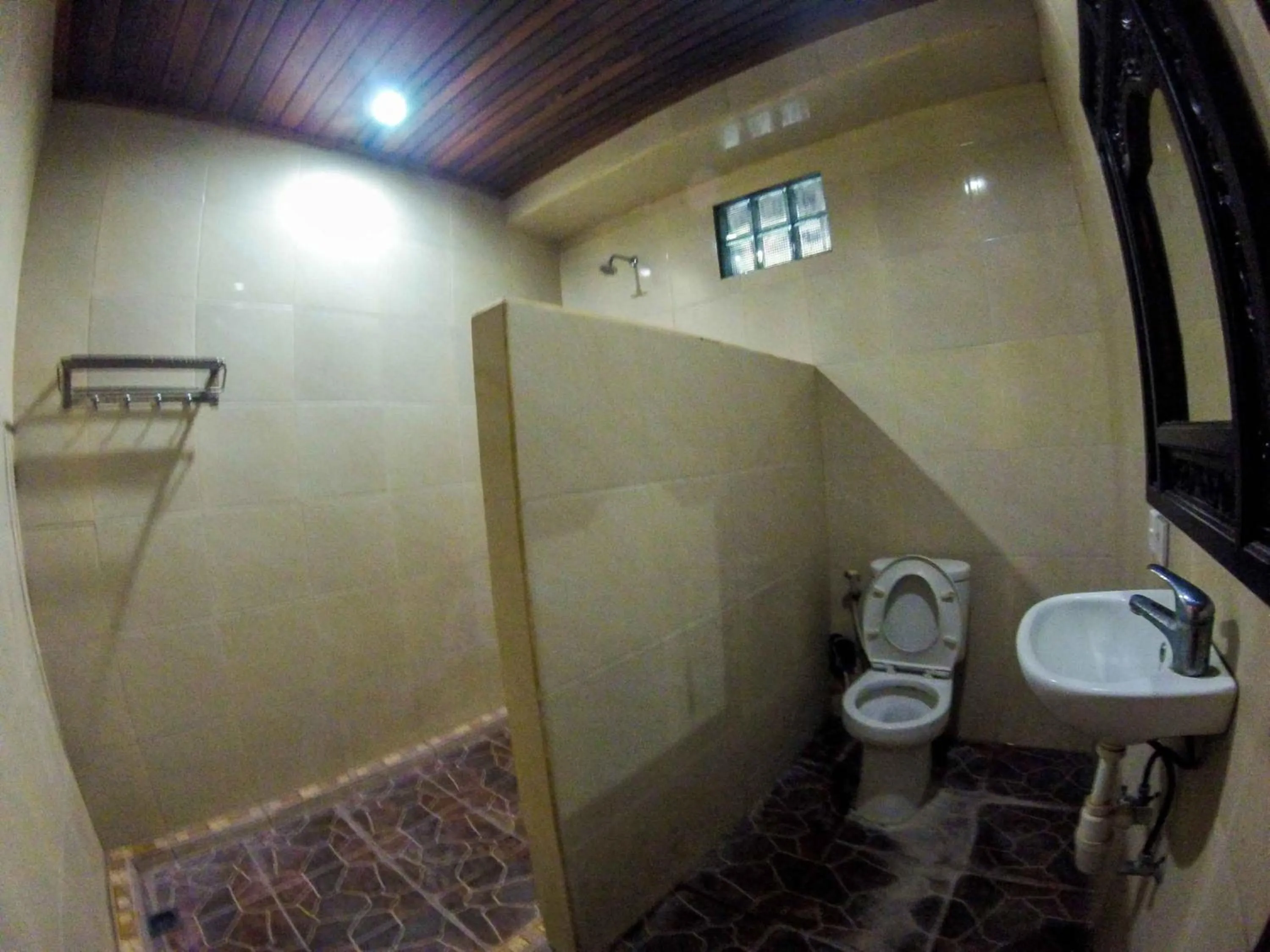 Shower in Putu Guest House