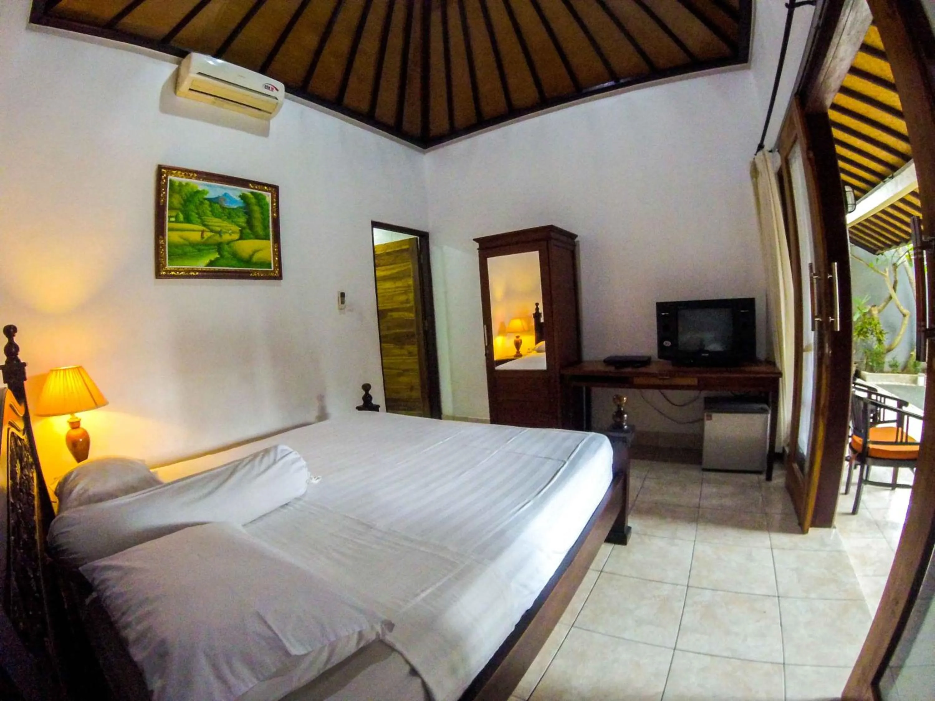 TV and multimedia, Bed in Putu Guest House