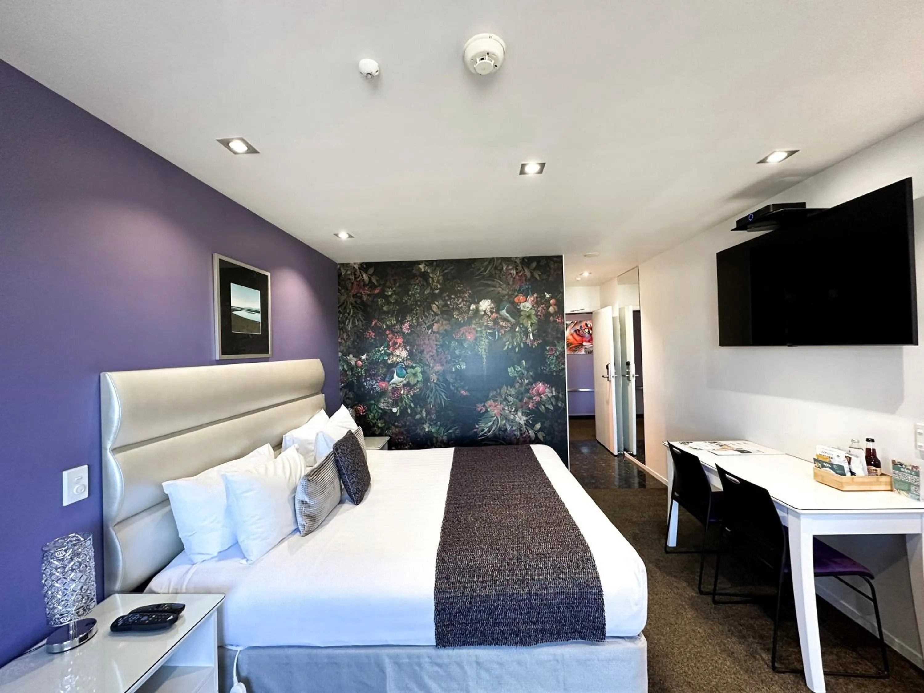 Bedroom, Bed in Tides Hotel