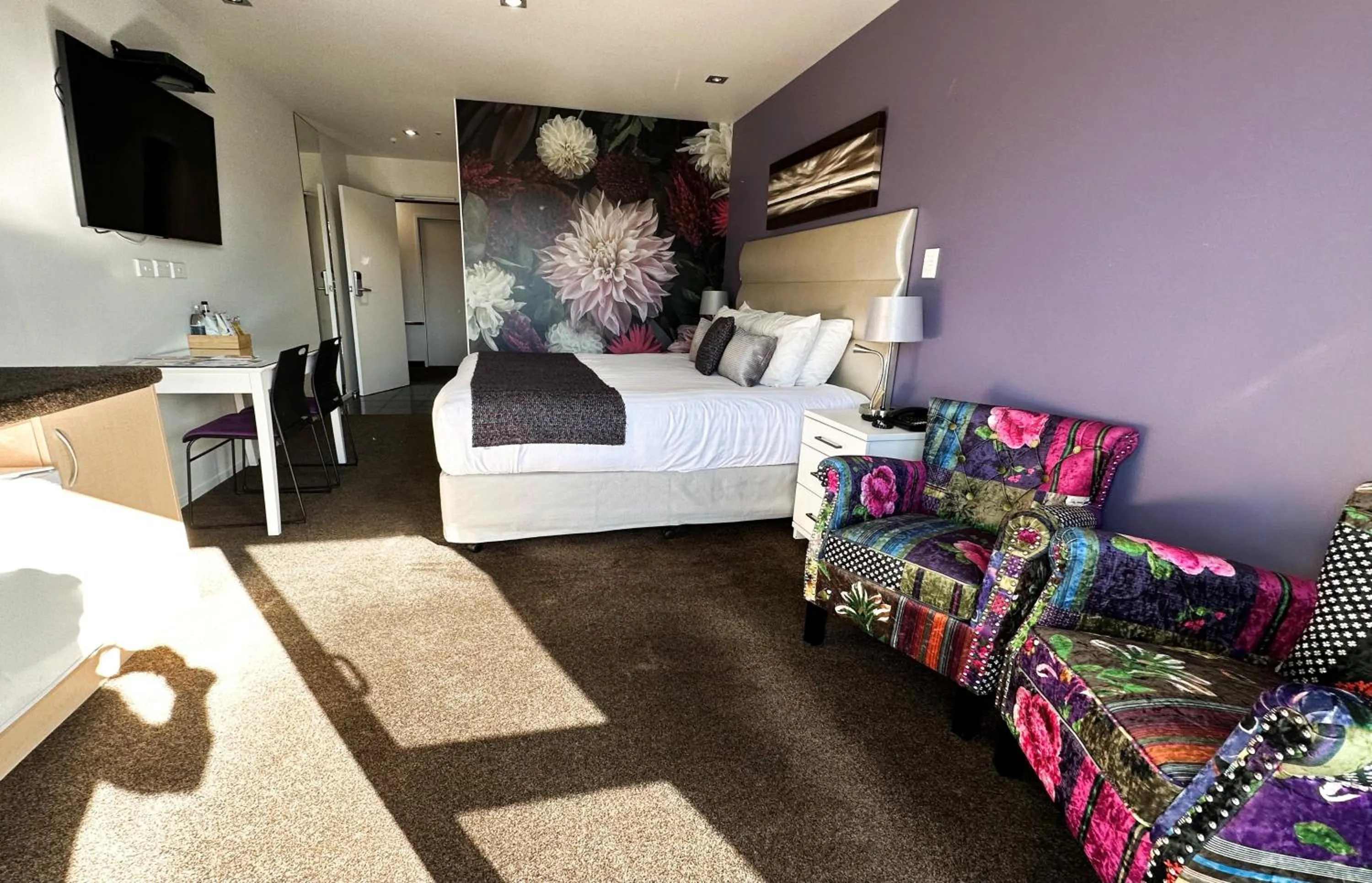 Bedroom, Bed in Tides Hotel