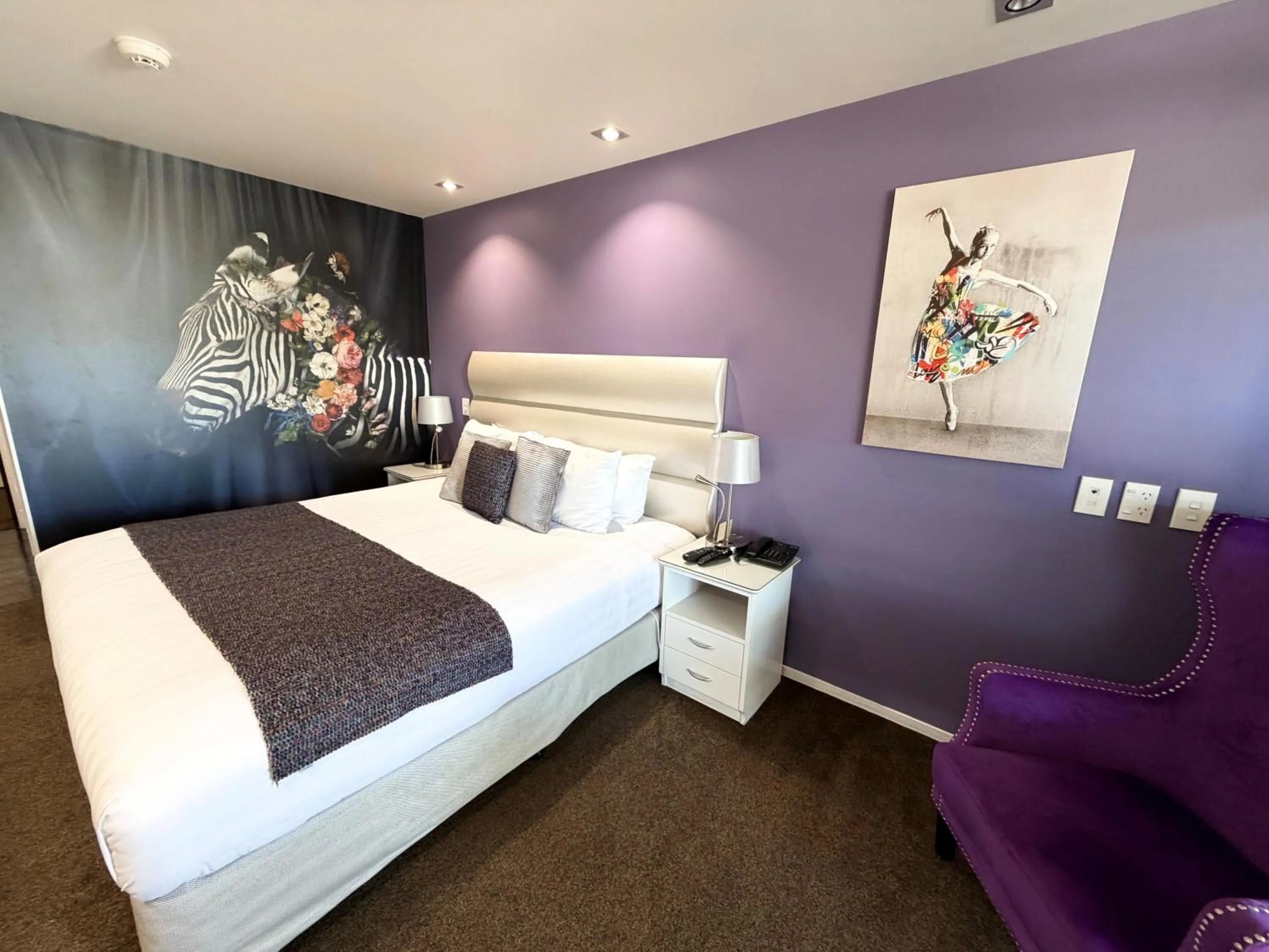 Bedroom, Bed in Tides Hotel