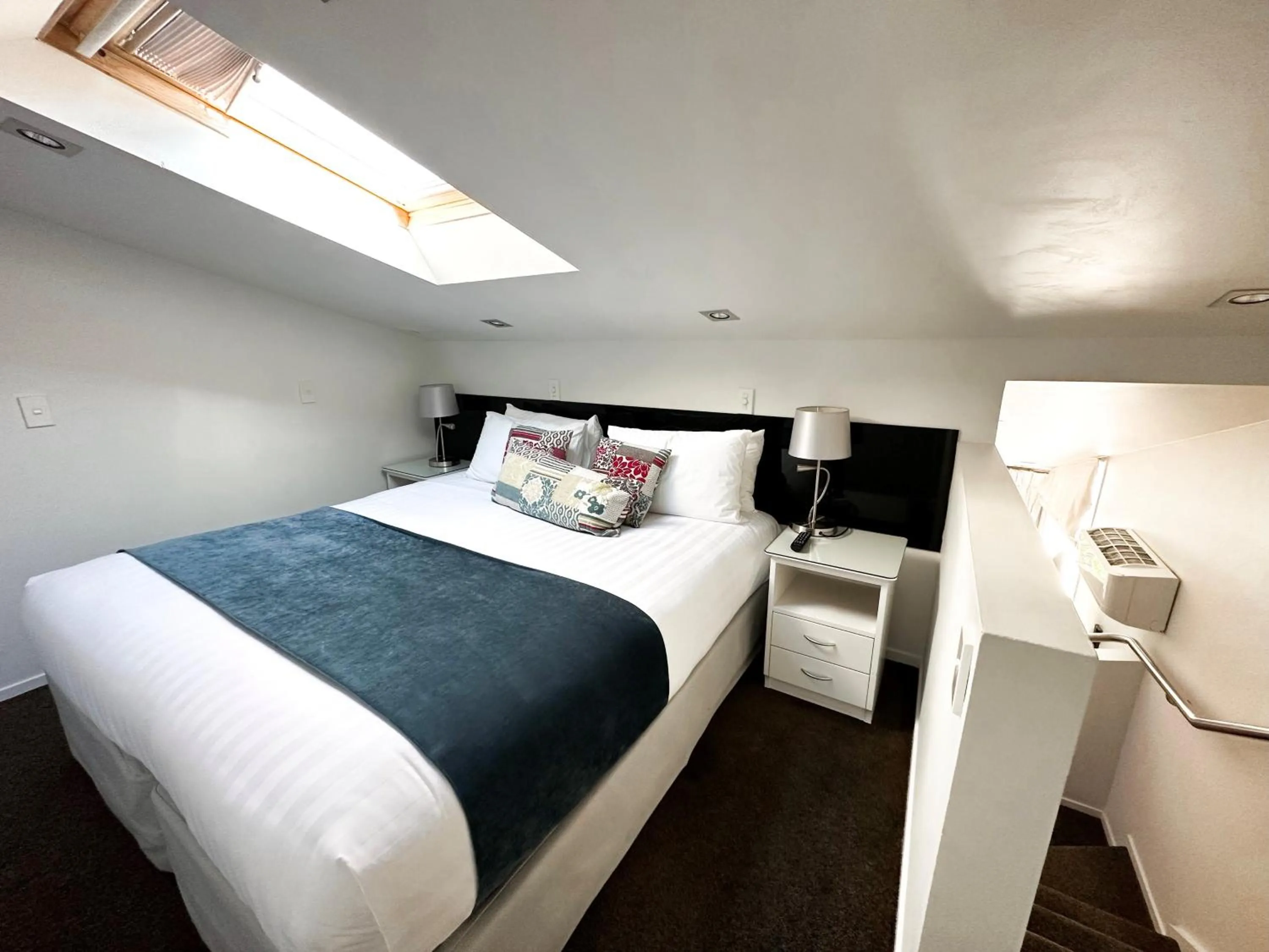 Bedroom, Bed in Tides Hotel