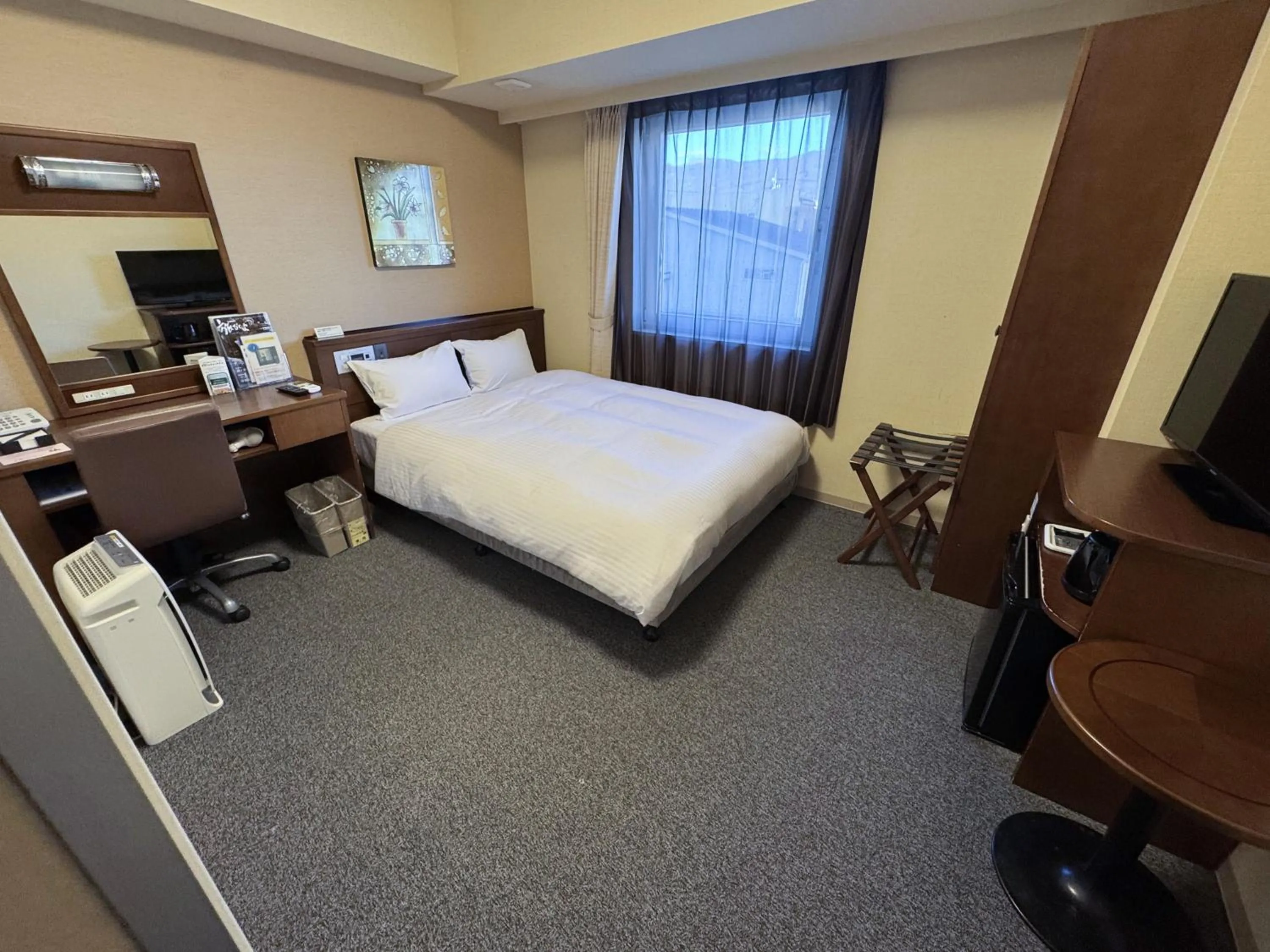 Photo of the whole room, Bed in Hotel Route-Inn Shiojiri