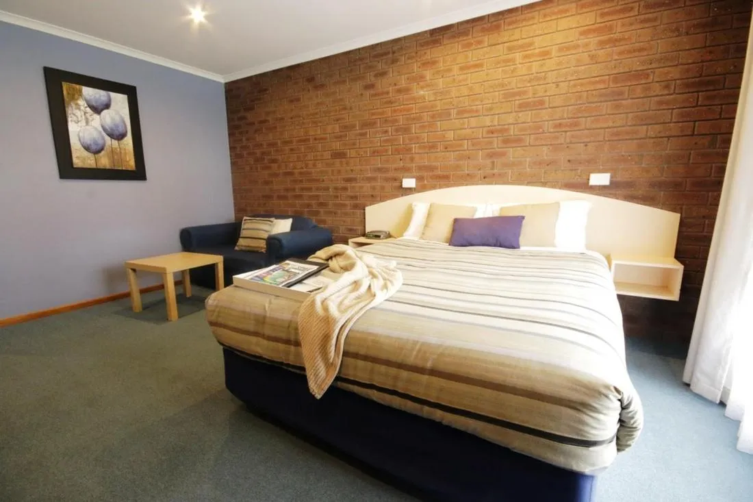 Bed in Golden Palms Motel