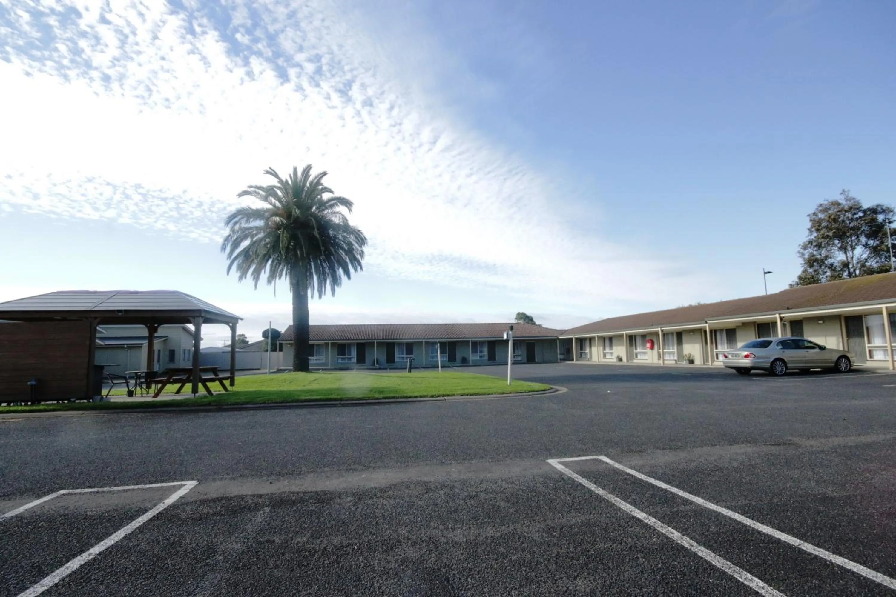 Facade/entrance in Golden Palms Motel