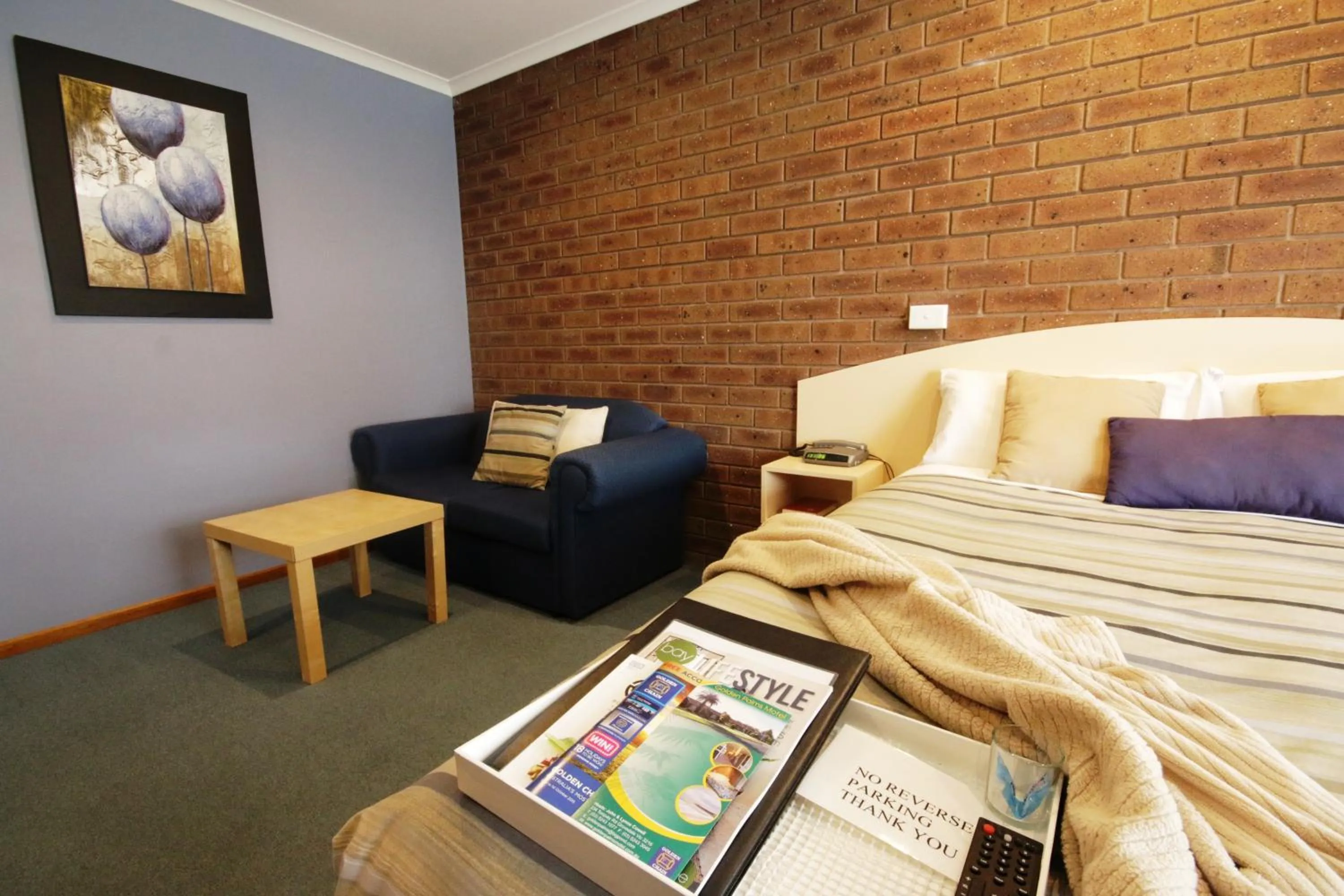 Bed in Golden Palms Motel