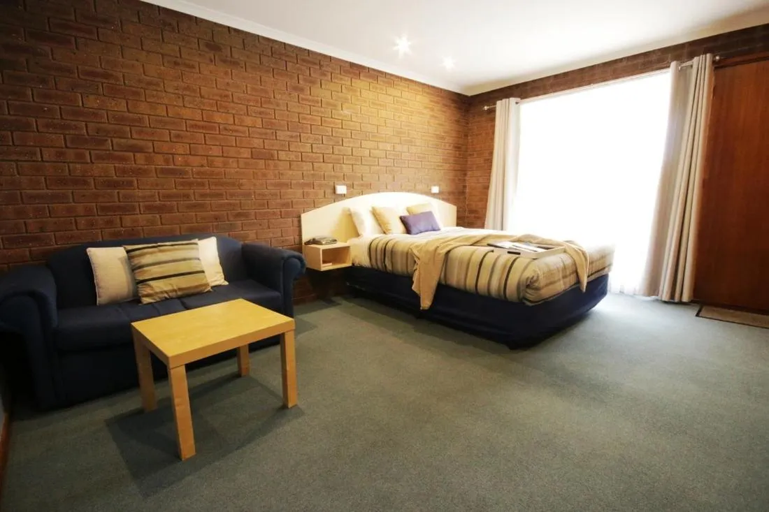 Bed in Golden Palms Motel