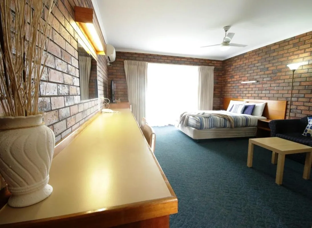 Bed in Golden Palms Motel