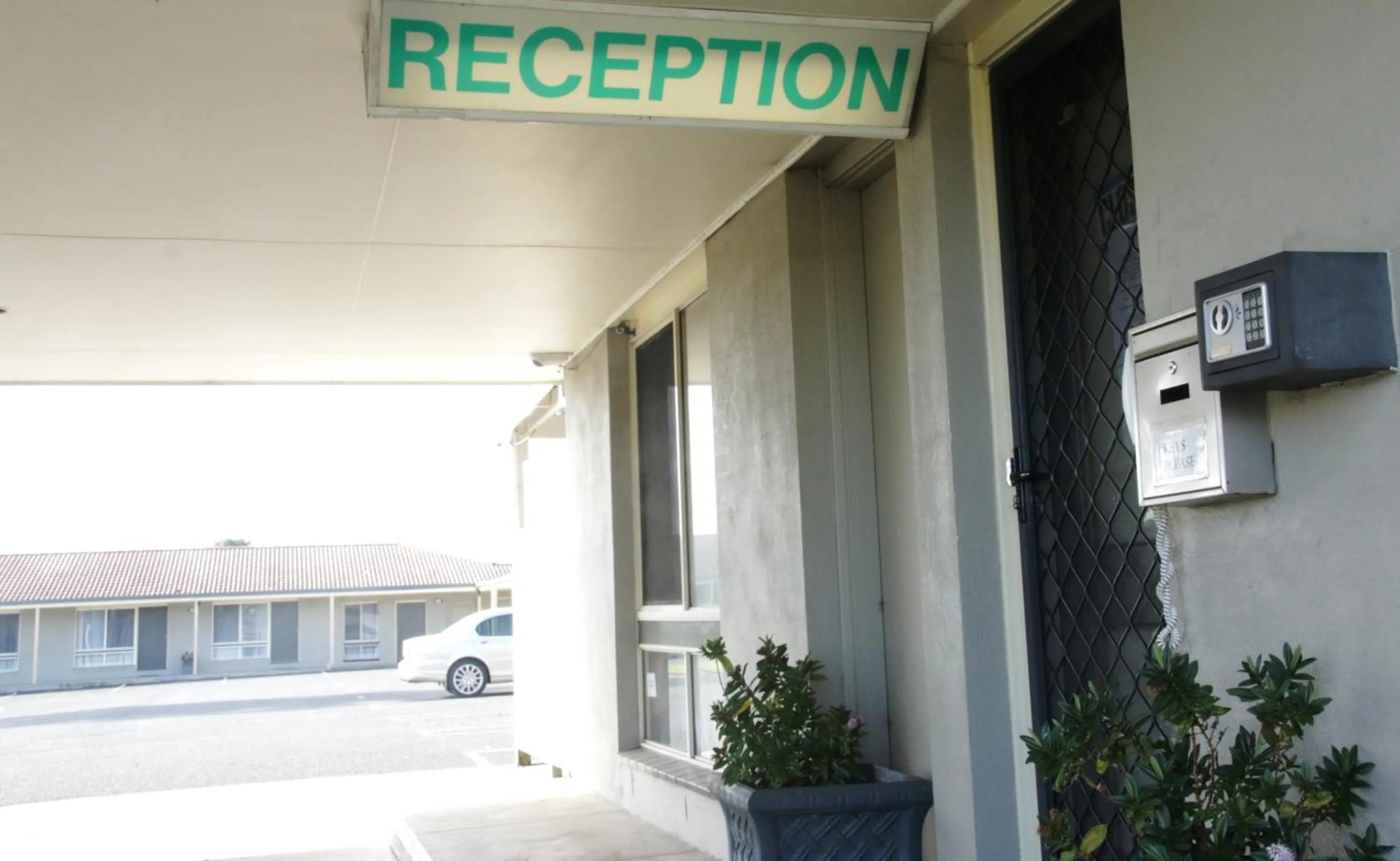 Logo/Certificate/Sign in Golden Palms Motel