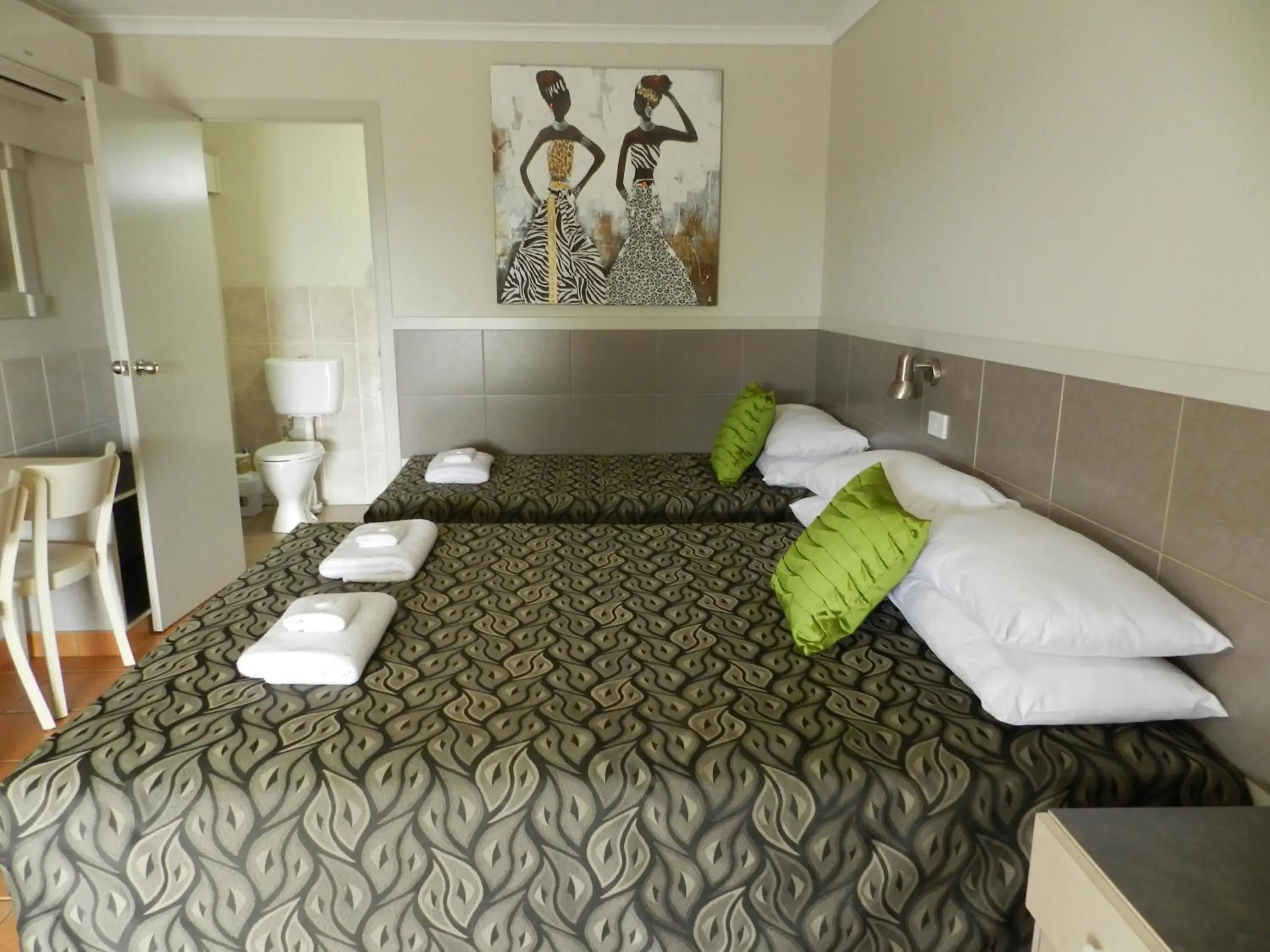 Deluxe Twin or Triple Room in Golden Palms Motor Inn Deluxe Twin or Triple Room in Golden Palms Motor Inn