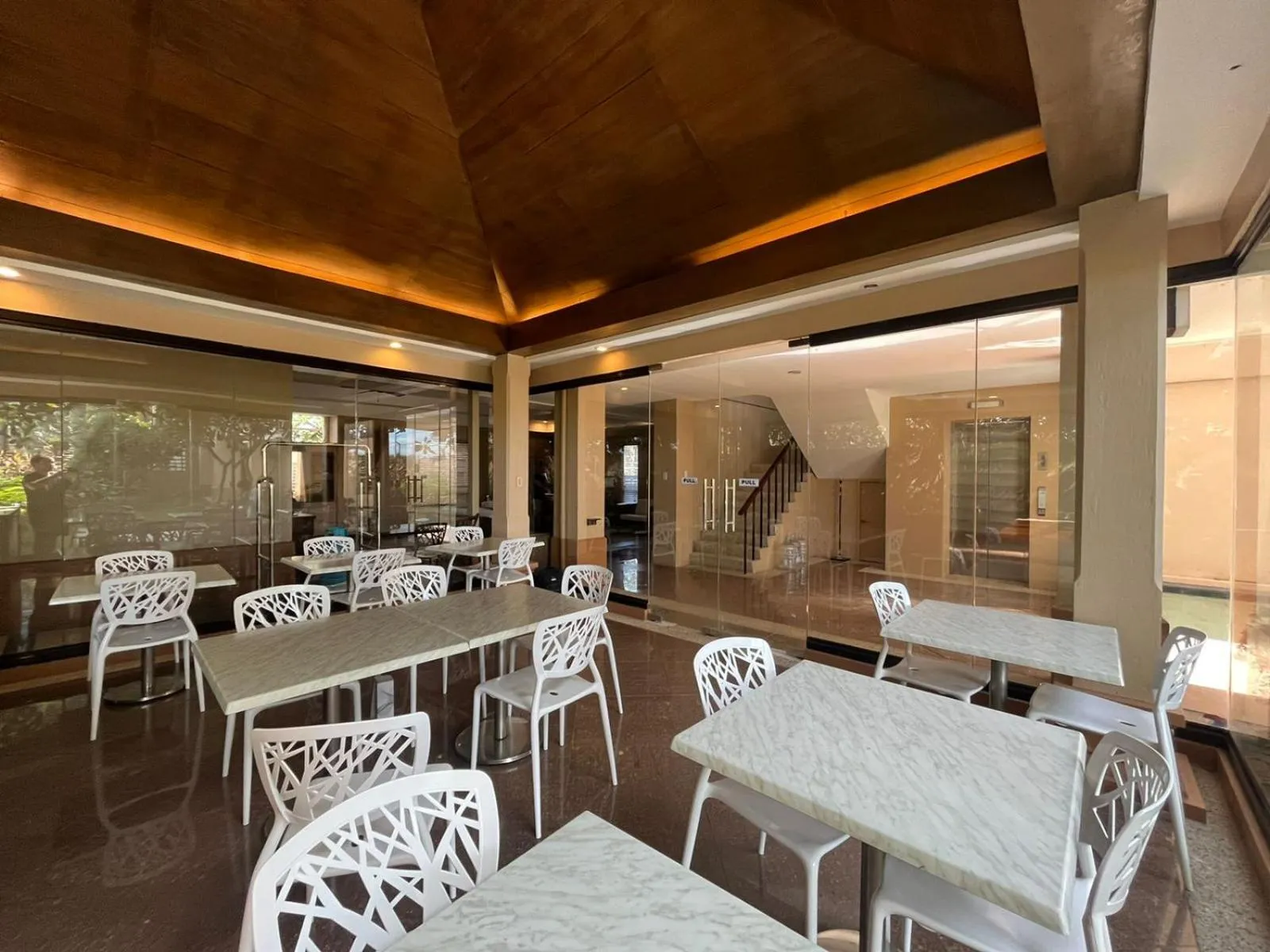 Restaurant/places to eat in Coralpoint Gardens Suites & Residences