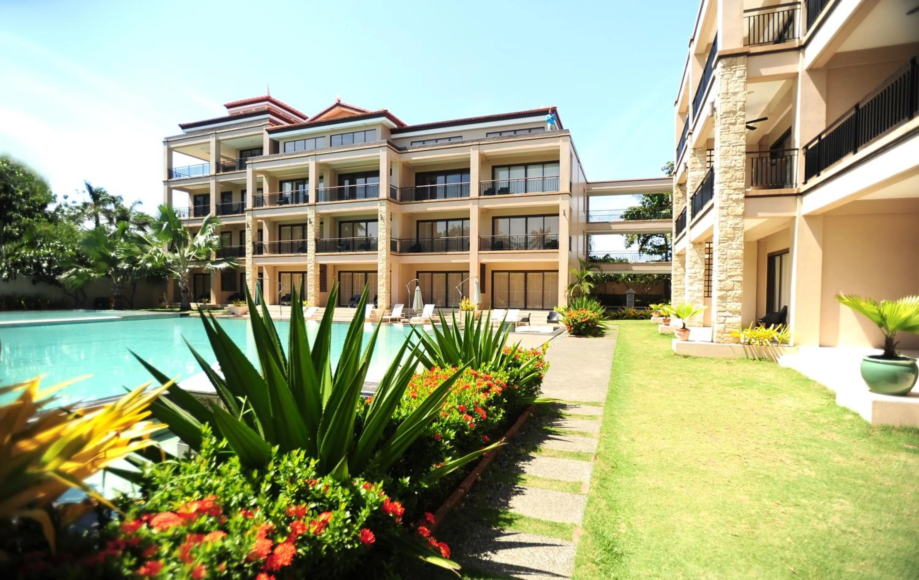 Property building in Coralpoint Gardens Suites & Residences