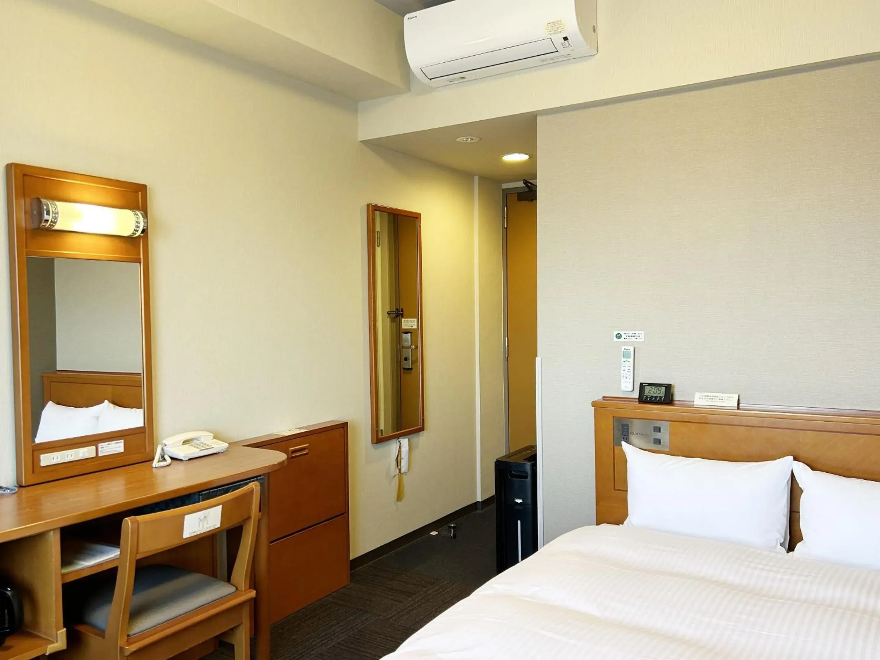 Small Double Room - Smoking in Hotel Route-Inn Chiryu -Kokudou 1 Gou- Small Double Room - Smoking in Hotel Route-Inn Chiryu -Kokudou 1 Gou-