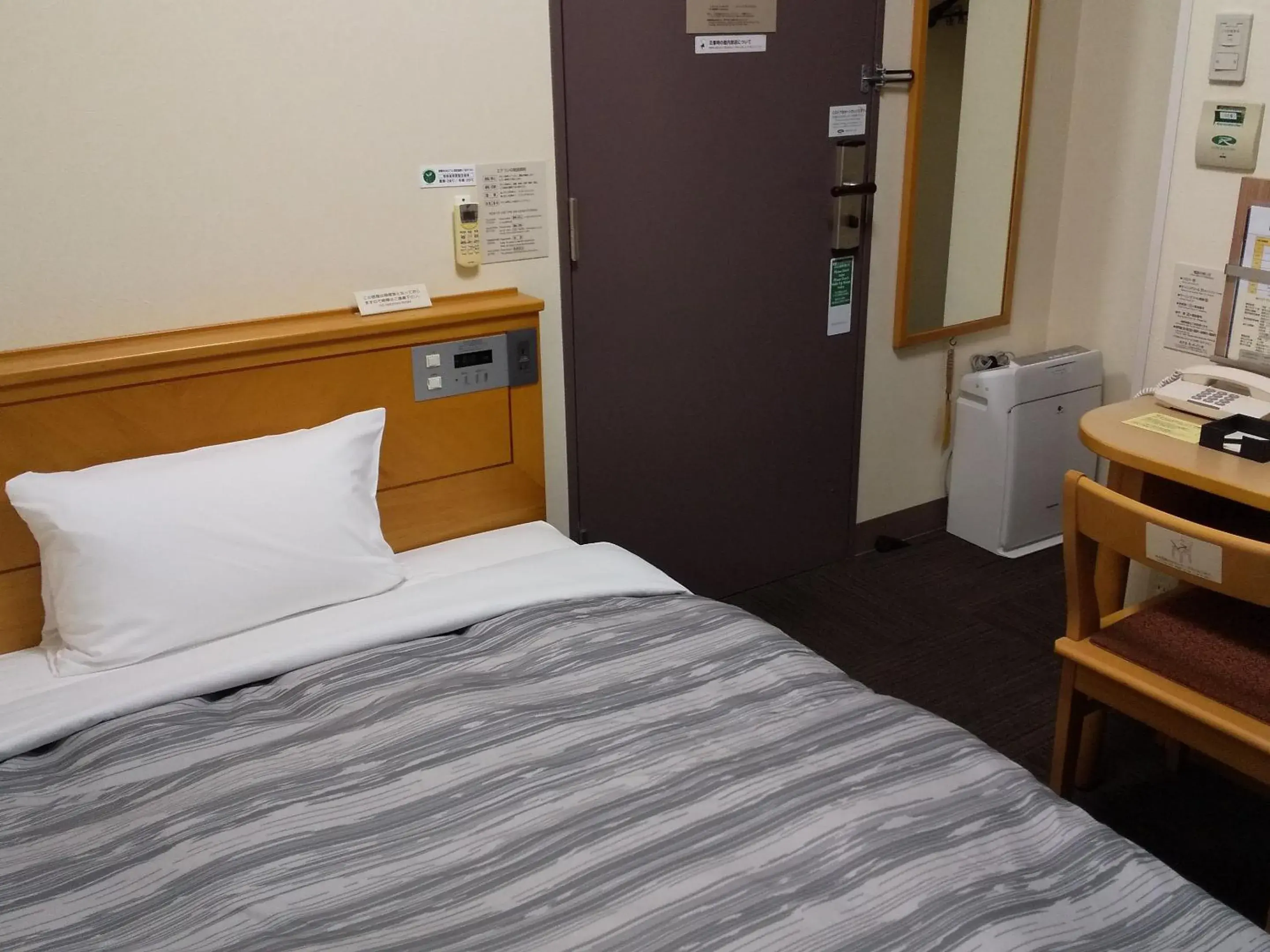 Photo of the whole room, Bed in Hotel Route-Inn Tsu Ekiminami -Kokudo23gou- Photo of the whole room, Bed in Hotel Route-Inn Tsu Ekiminami -Kokudo23gou-