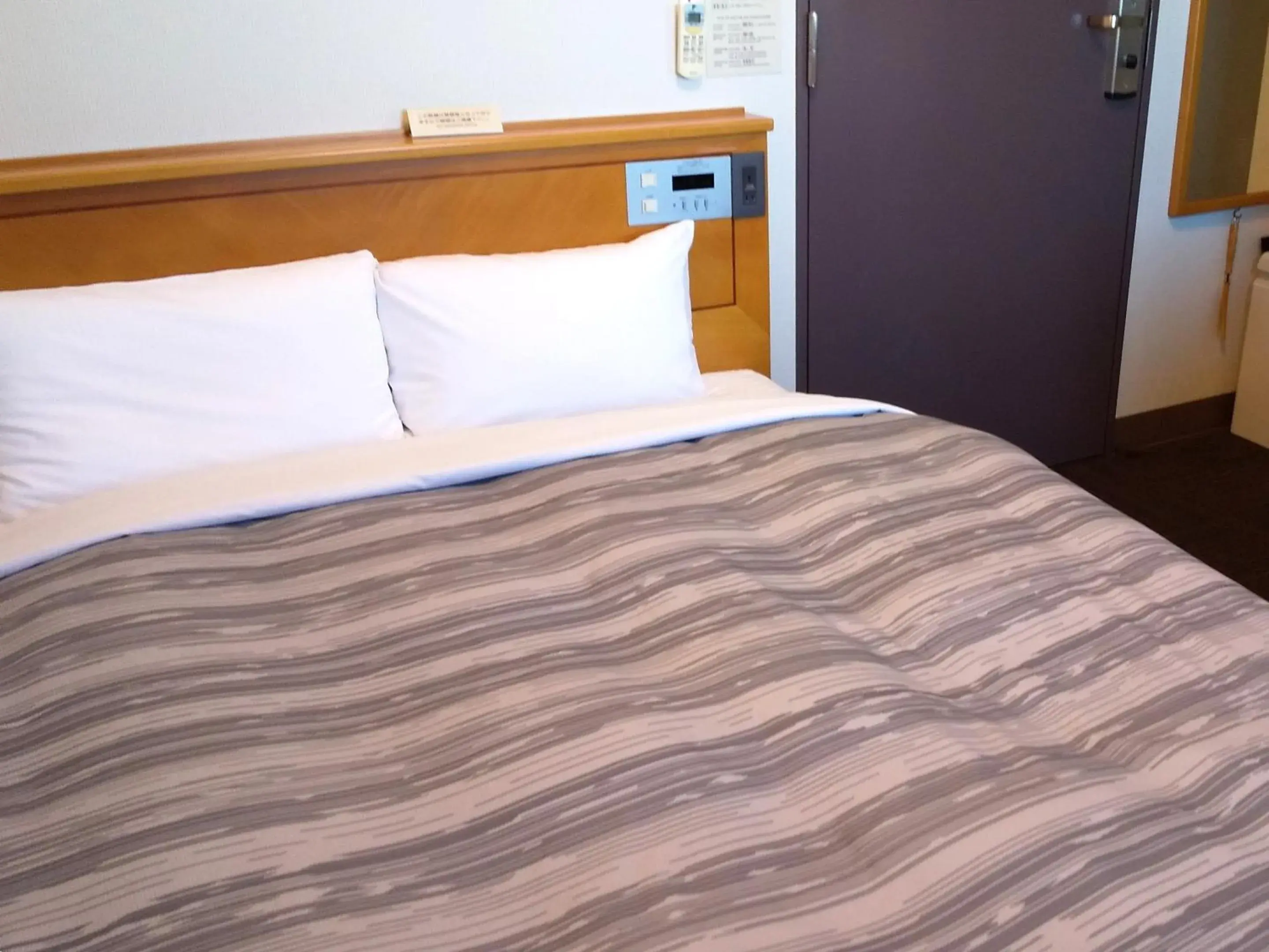 Photo of the whole room, Bed in Hotel Route-Inn Tsu Ekiminami -Kokudo23gou- Photo of the whole room, Bed in Hotel Route-Inn Tsu Ekiminami -Kokudo23gou-