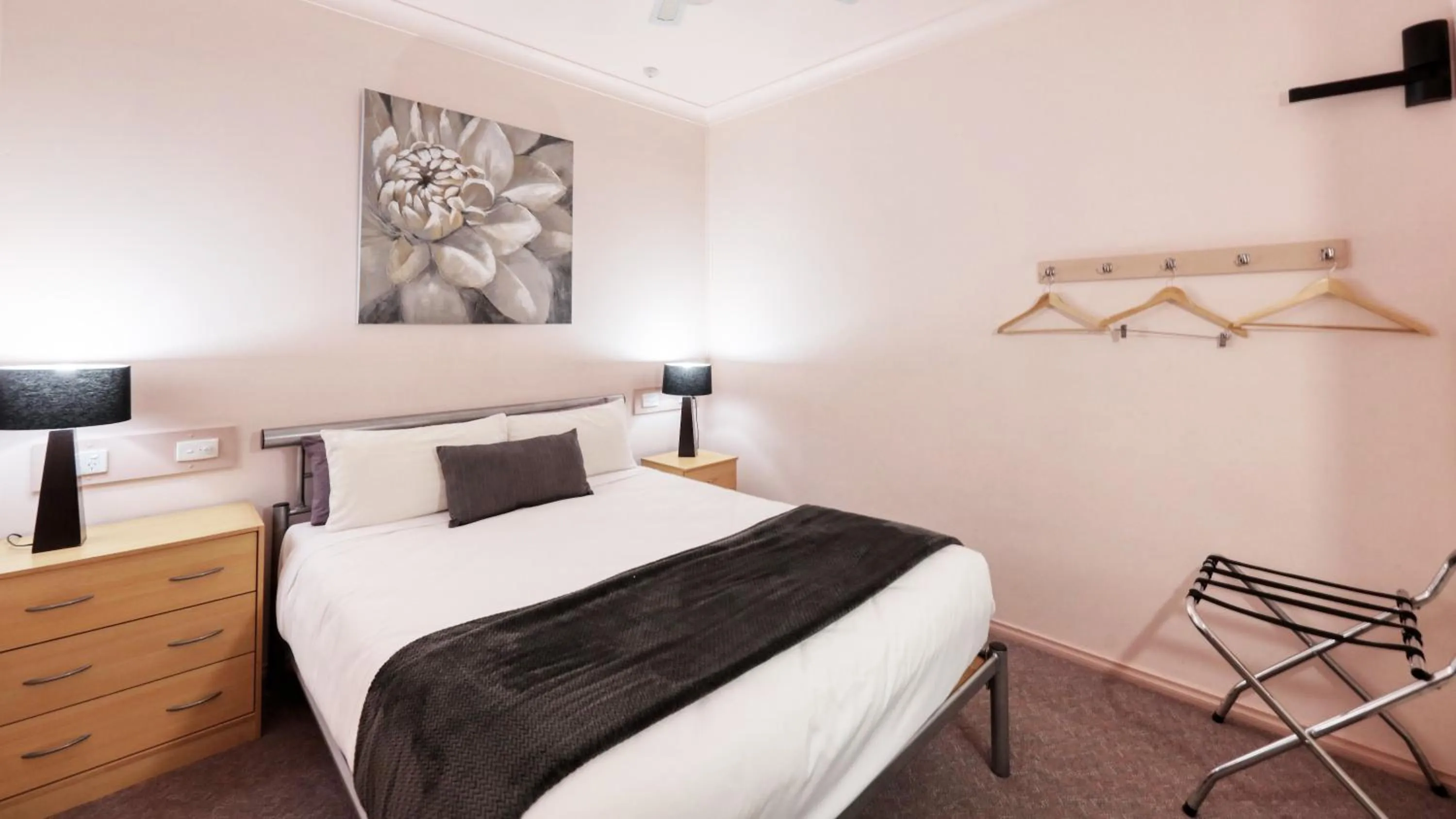 Bed in Tumut Farrington motel