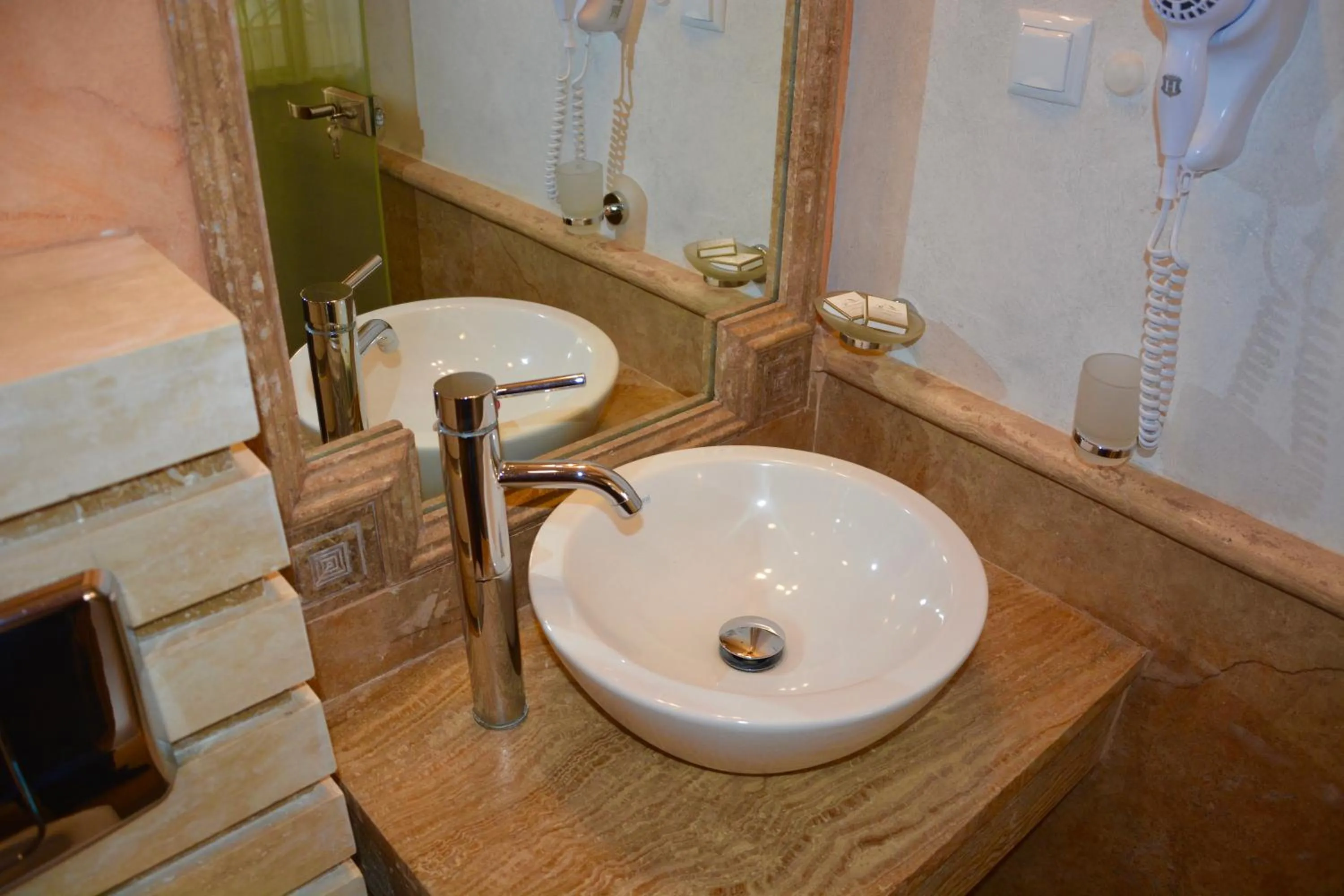 Toilet in Golden Rainbow Beach Hotel