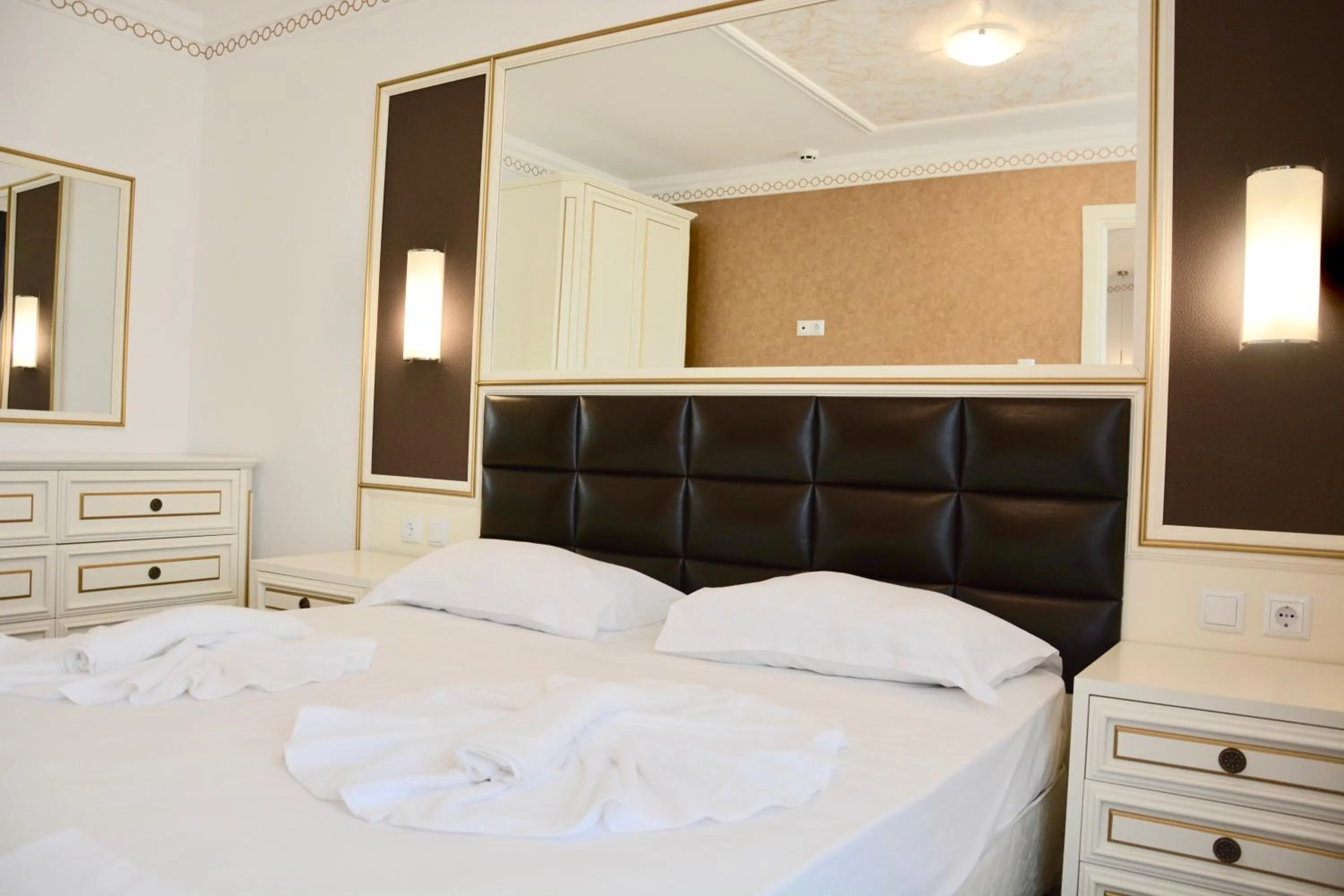 Seating area, Bed in Golden Rainbow Beach Hotel