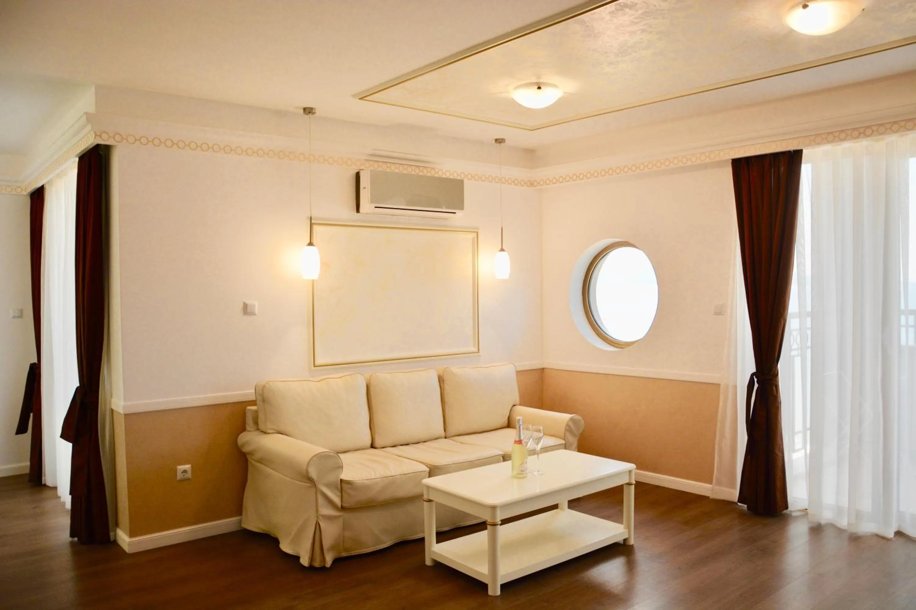 Living room in Golden Rainbow Beach Hotel