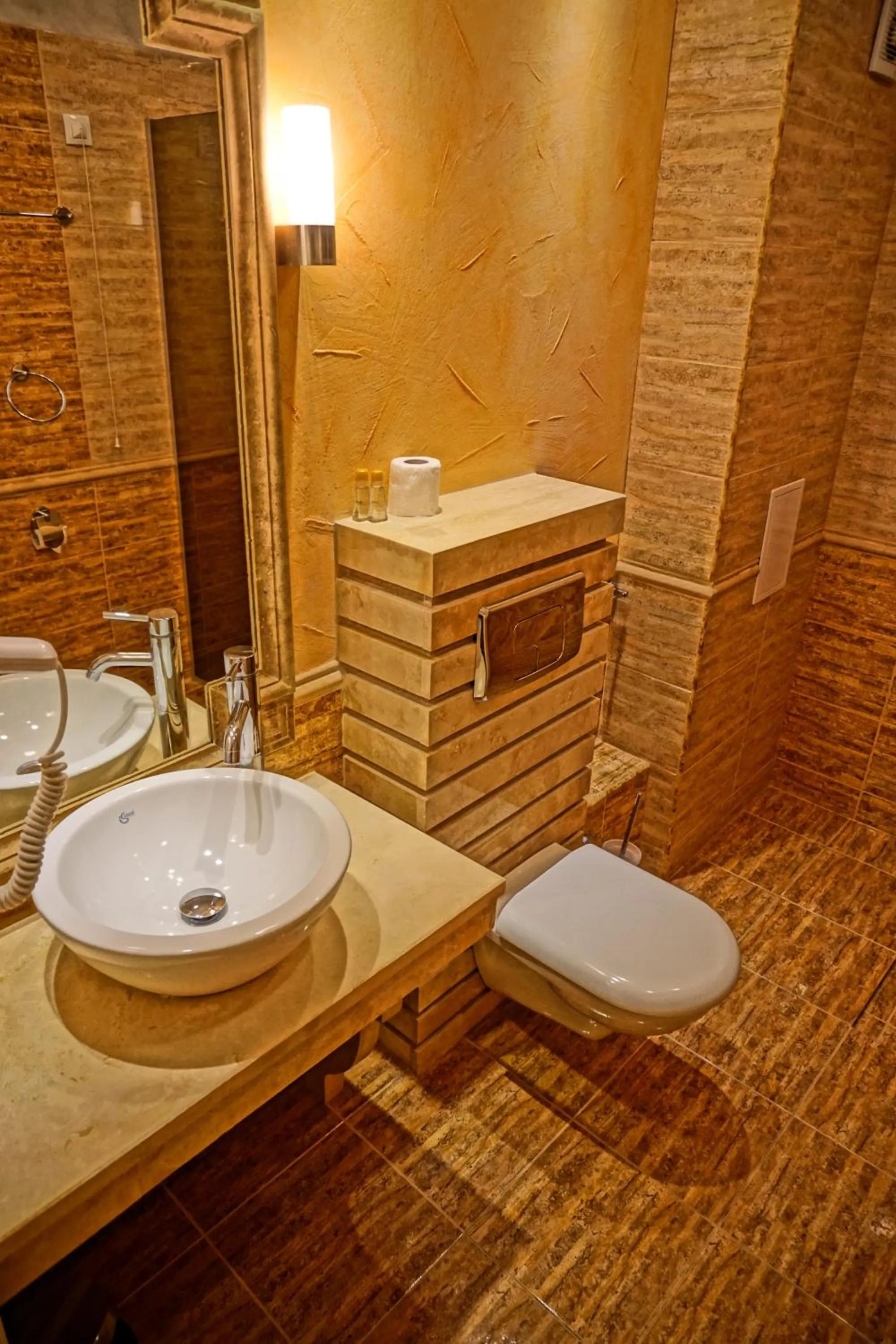 Toilet in Golden Rainbow Beach Hotel