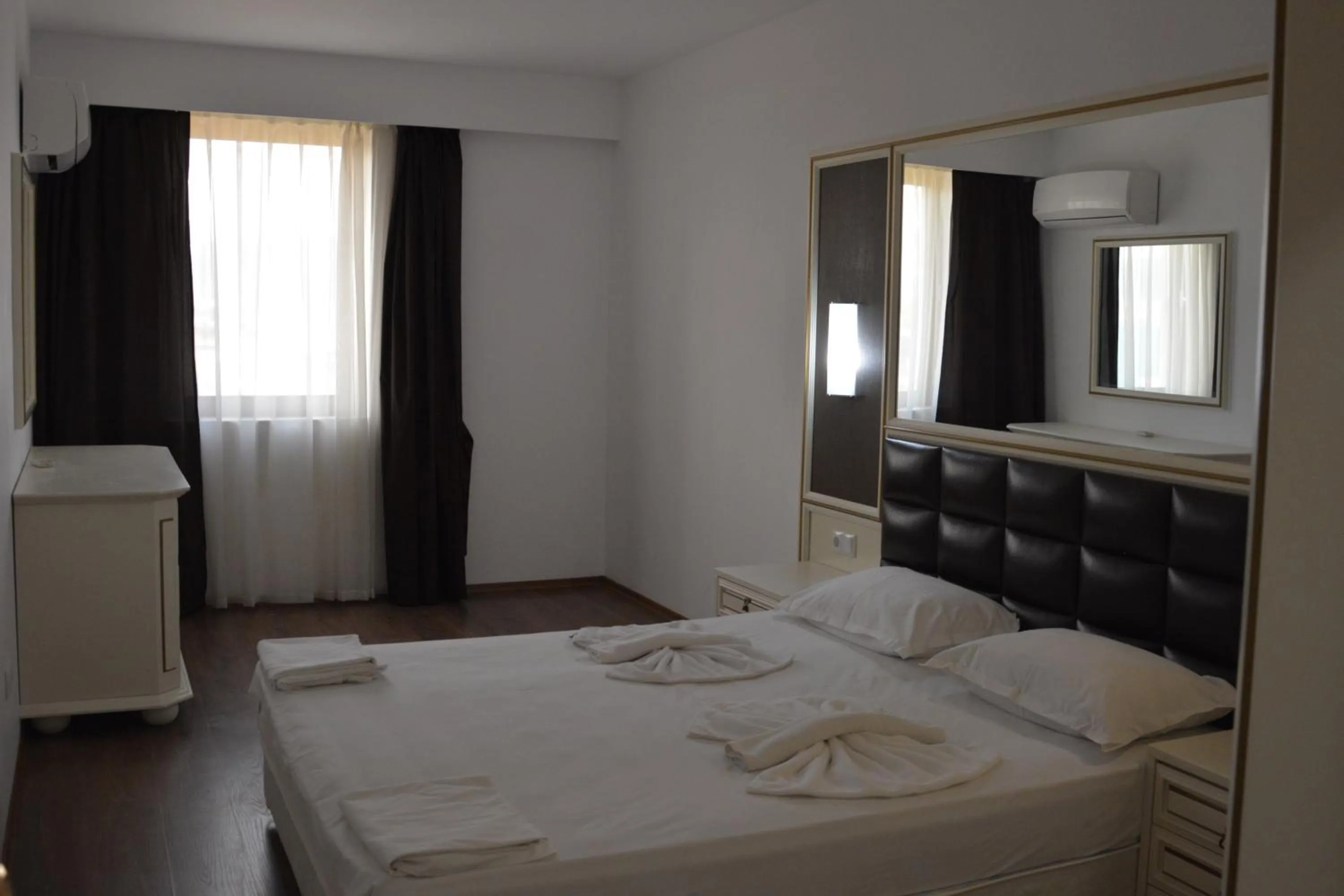 Bedroom, Bed in Golden Rainbow Beach Hotel