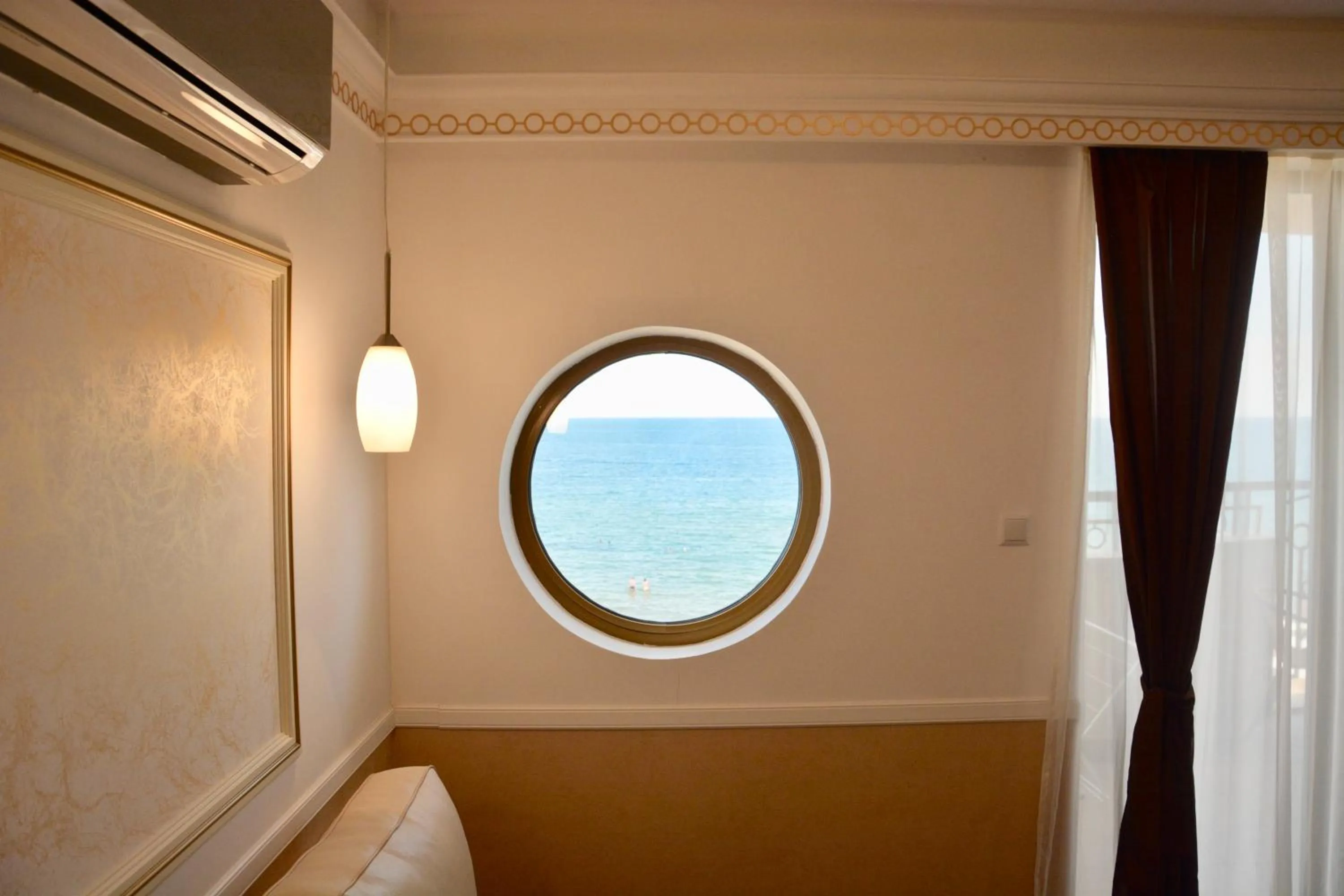 Living room in Golden Rainbow Beach Hotel