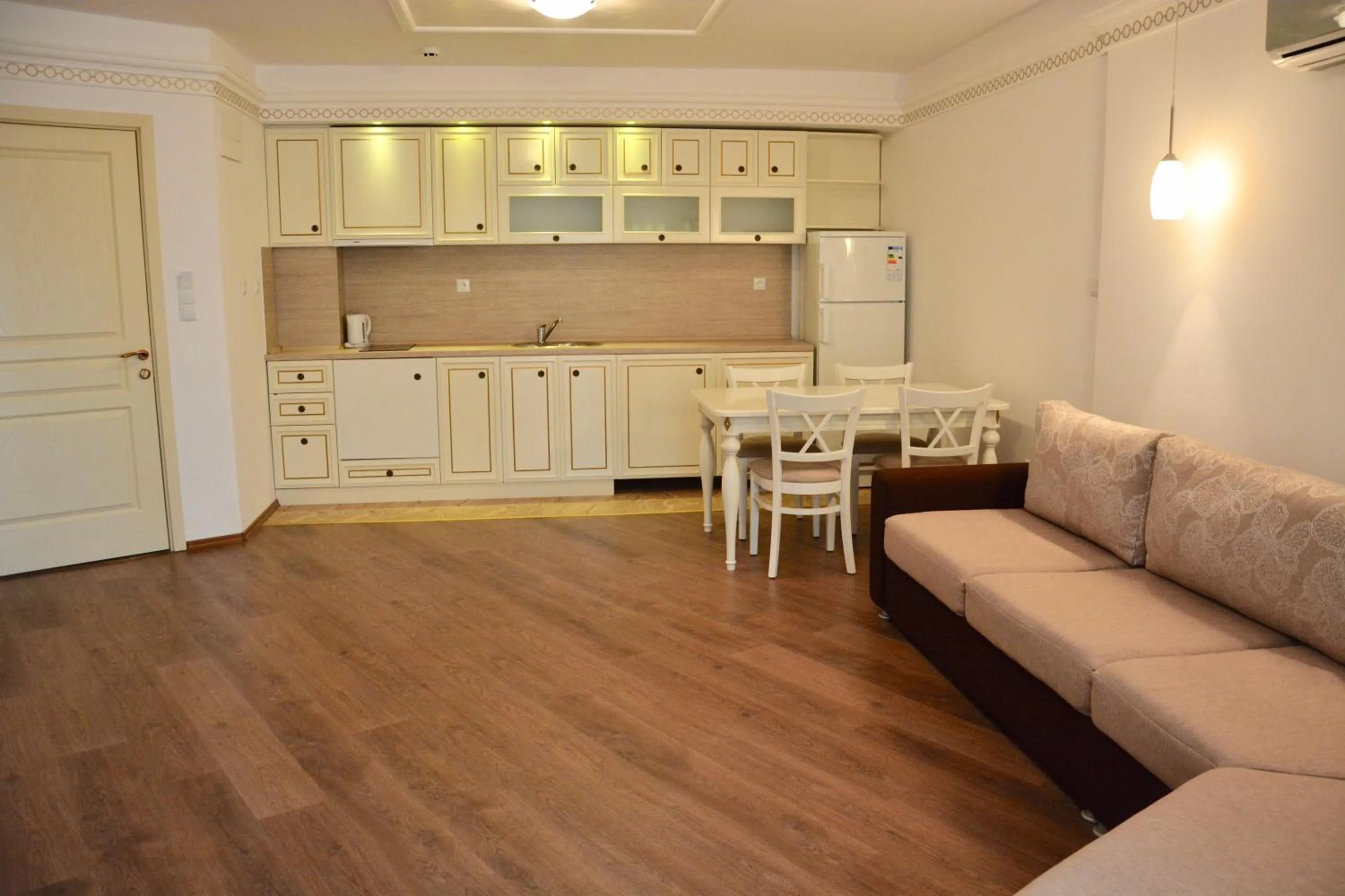 Kitchen or kitchenette in Golden Rainbow Beach Hotel