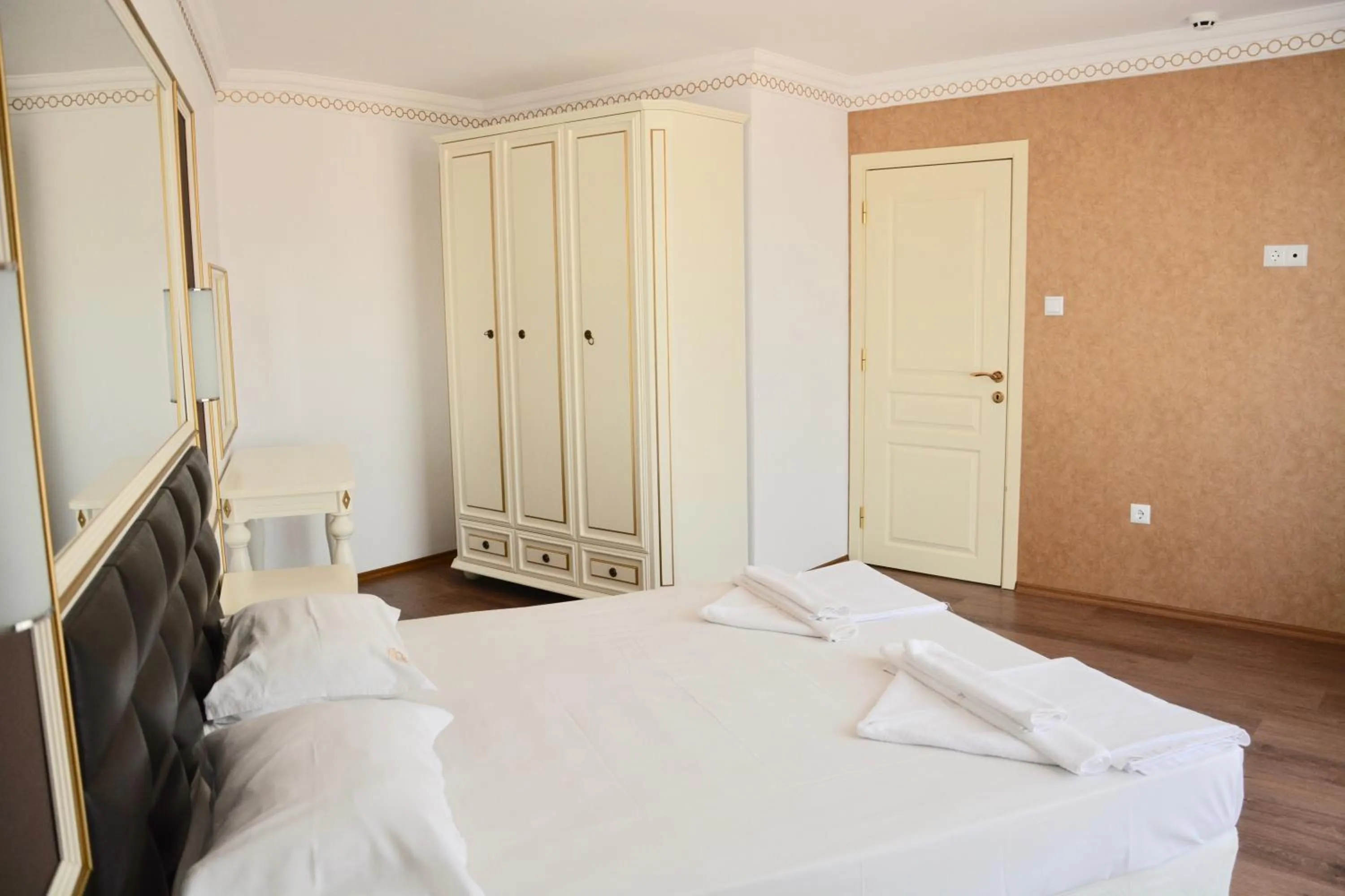 Bedroom, Bed in Golden Rainbow Beach Hotel