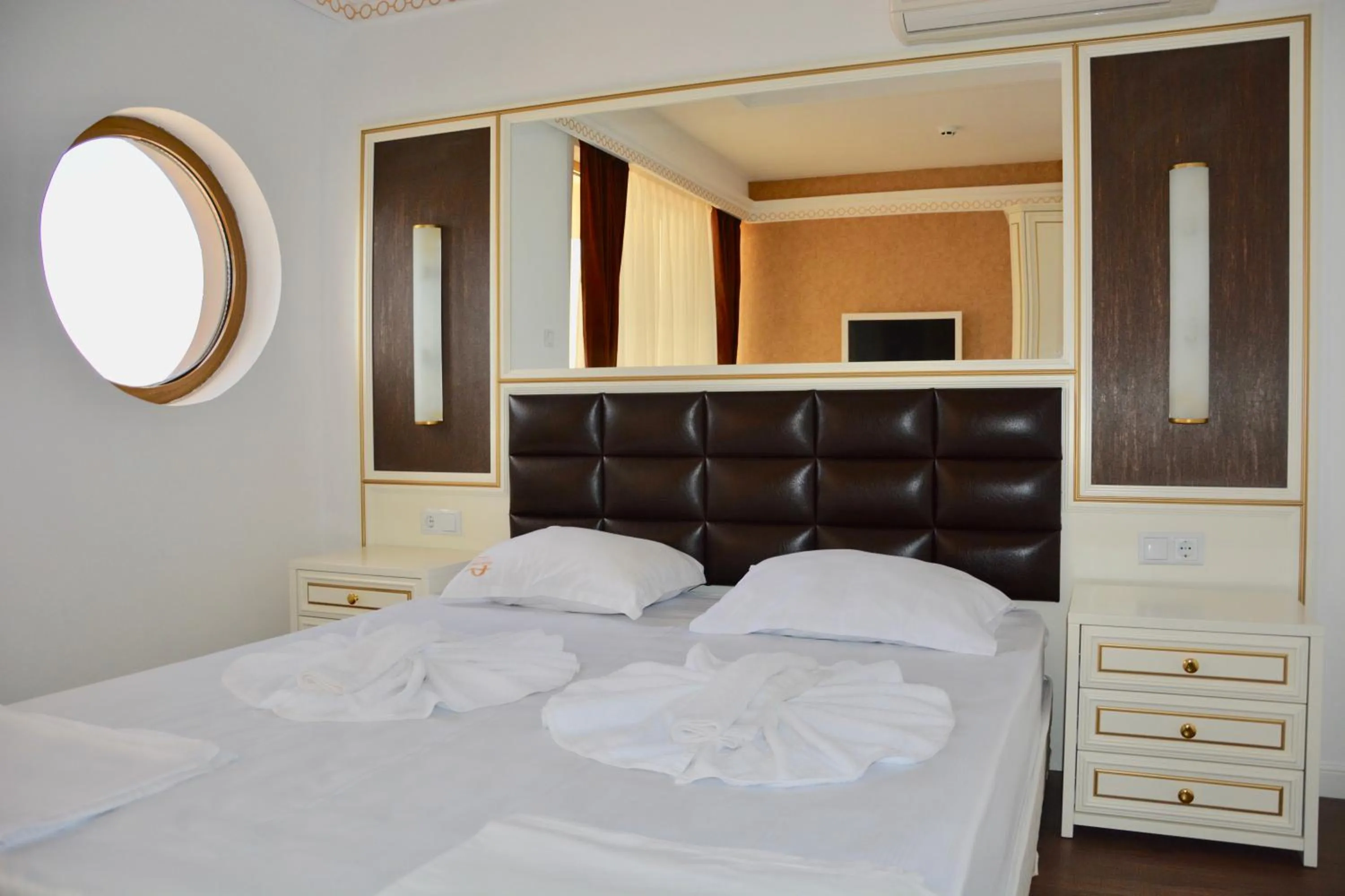 Bedroom, Bed in Golden Rainbow Beach Hotel