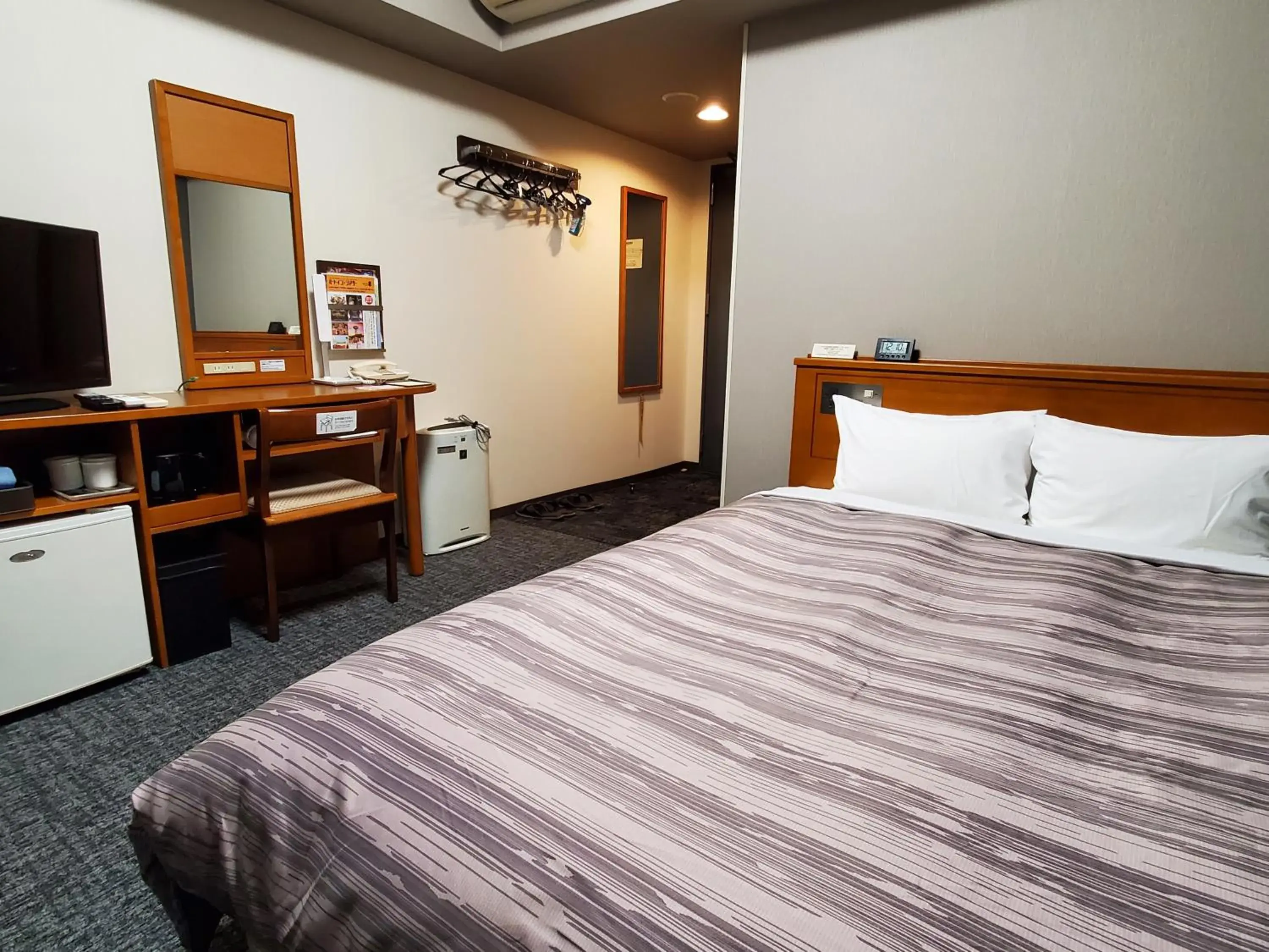 Photo of the whole room, Bed in Hotel Route-Inn Kameyama Inter Photo of the whole room, Bed in Hotel Route-Inn Kameyama Inter