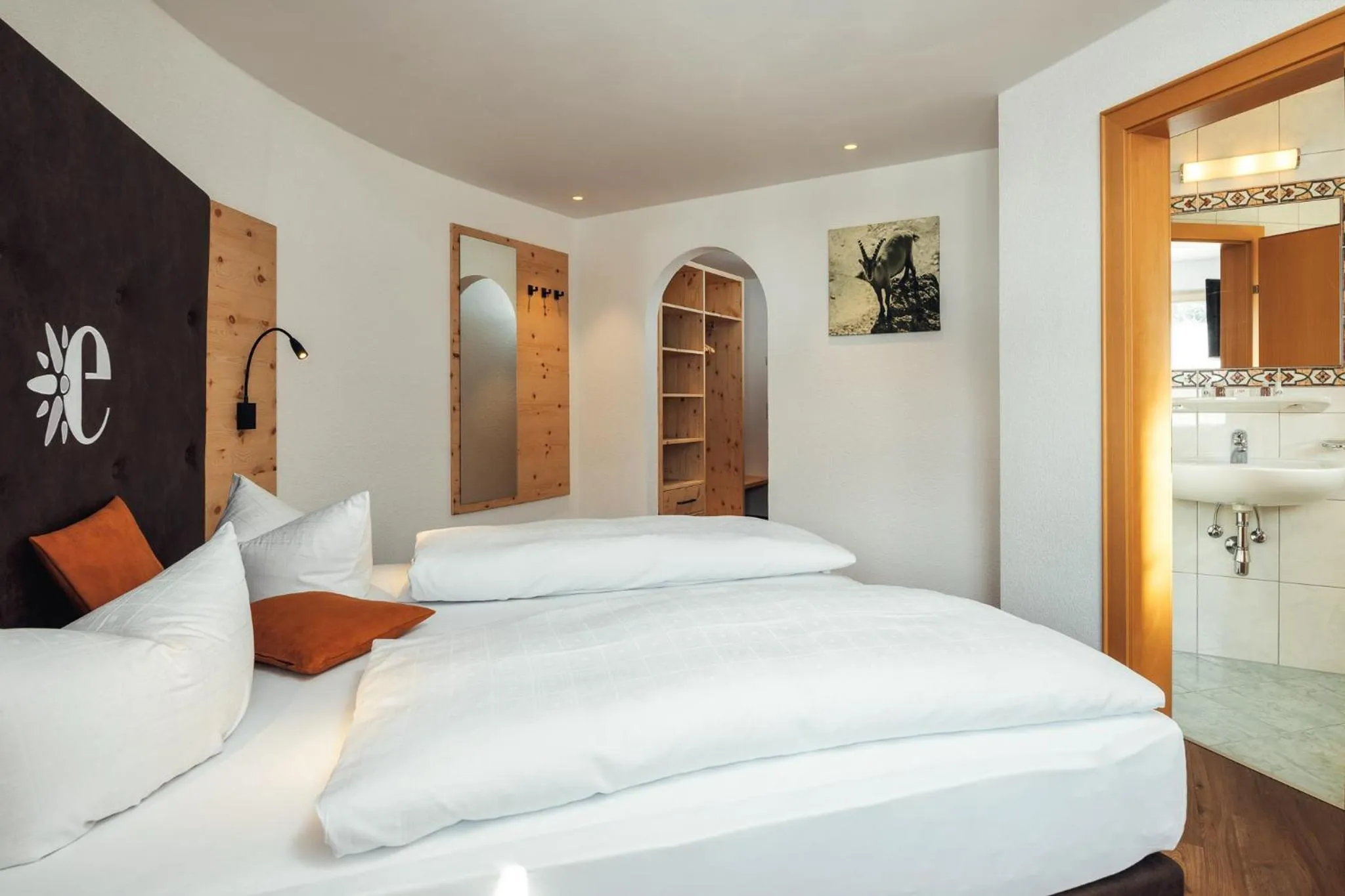 Photo of the whole room, Bed in Hotel Edelweiss Superior