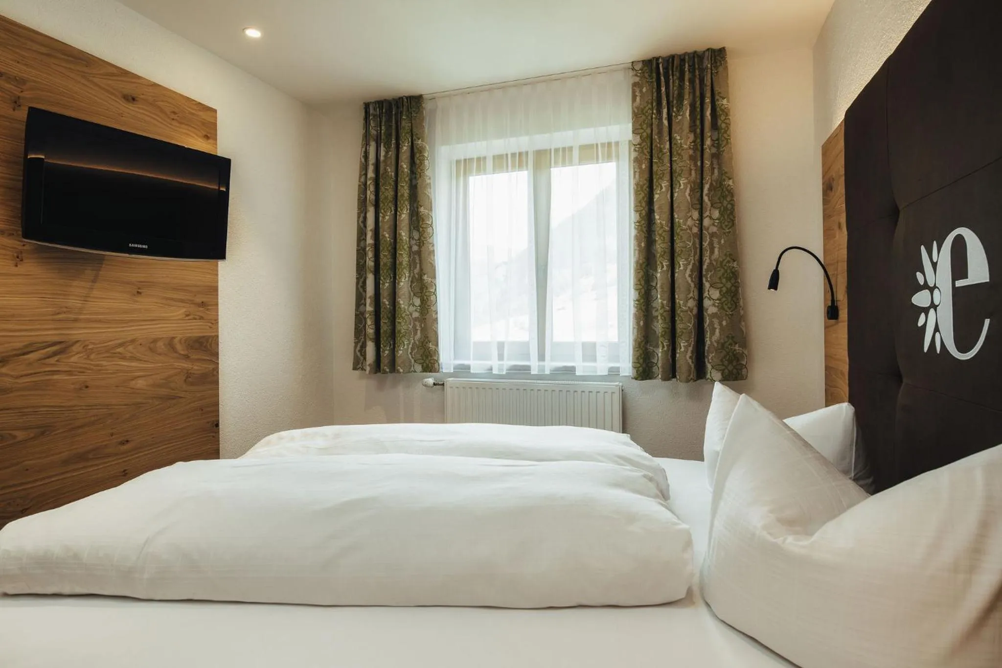 Photo of the whole room, Bed in Hotel Edelweiss Superior