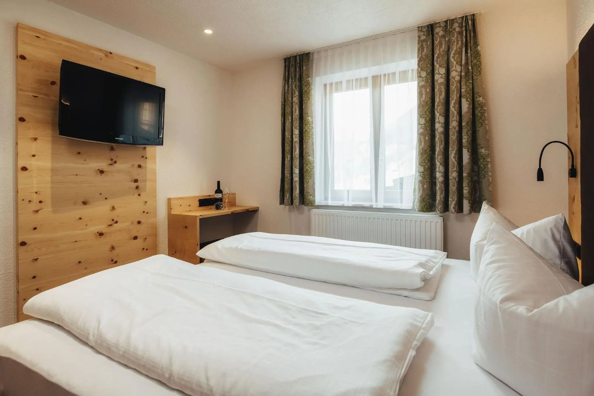 Bedroom, Bed in Hotel Edelweiss Superior