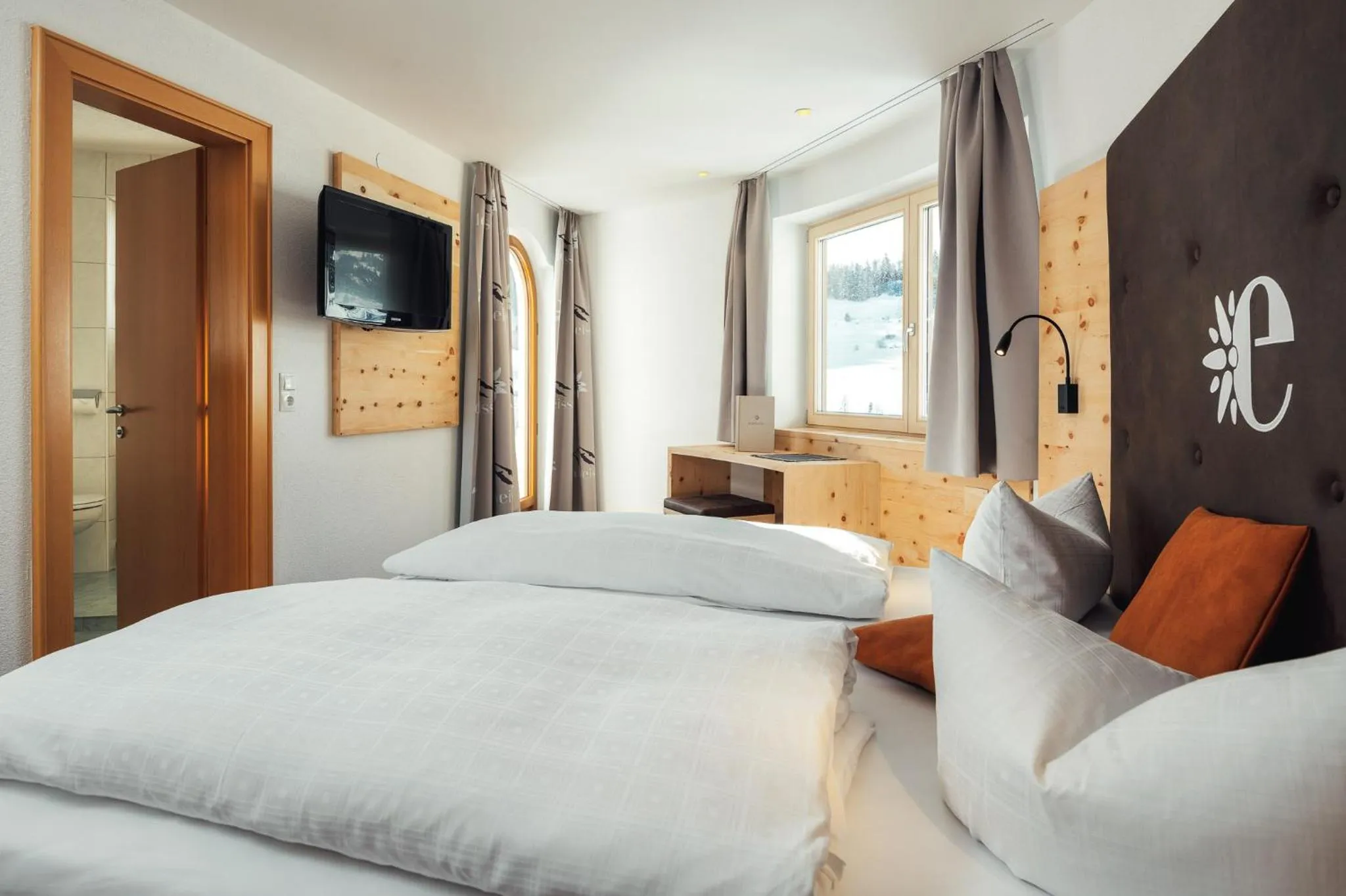 Photo of the whole room, Bed in Hotel Edelweiss Superior