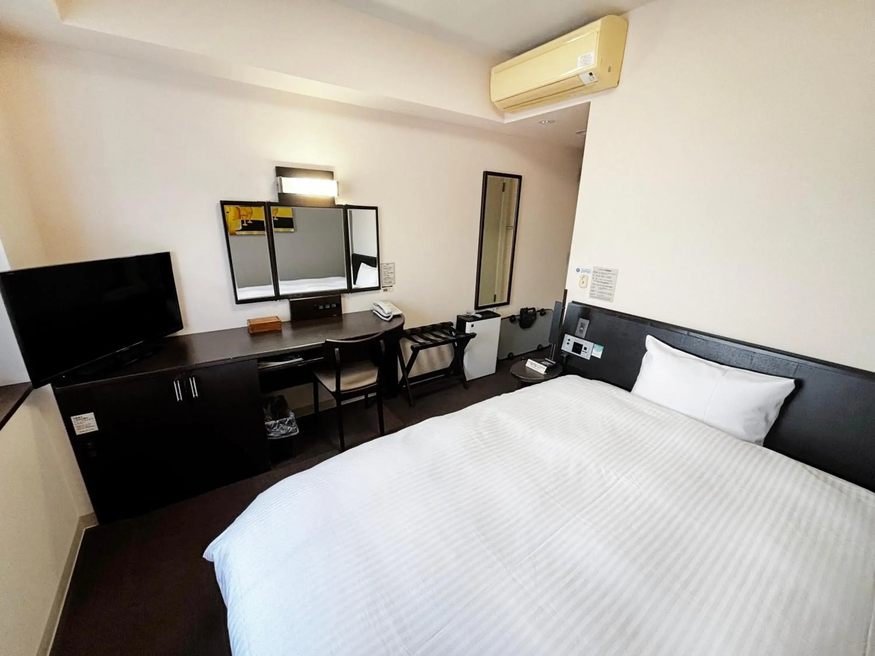 Bedroom in Hotel Route-Inn Nanao Ekihigashi Bedroom in Hotel Route-Inn Nanao Ekihigashi