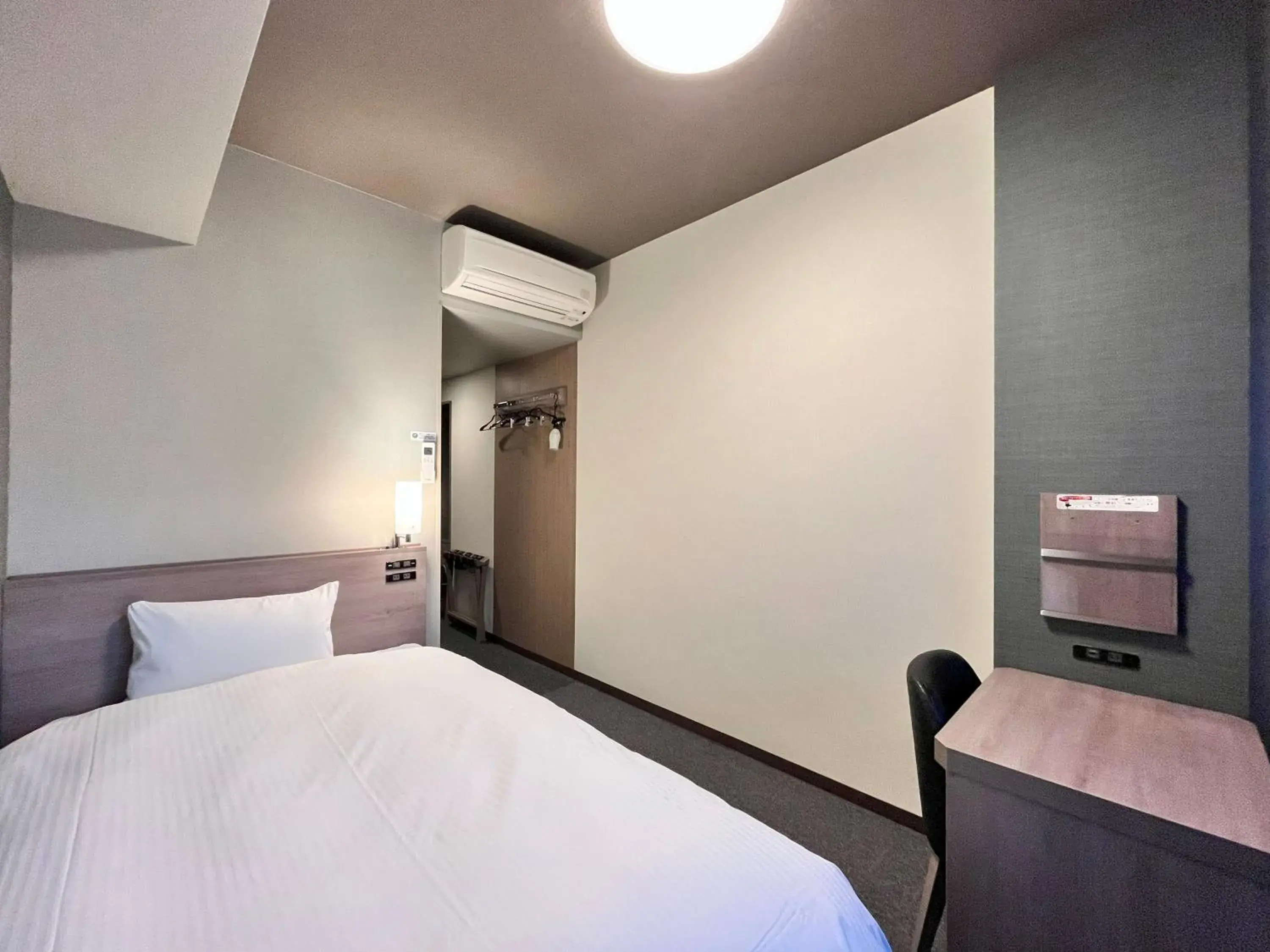 Photo of the whole room, Bed in Hotel Route-Inn Nagaoka Ekimae Photo of the whole room, Bed in Hotel Route-Inn Nagaoka Ekimae